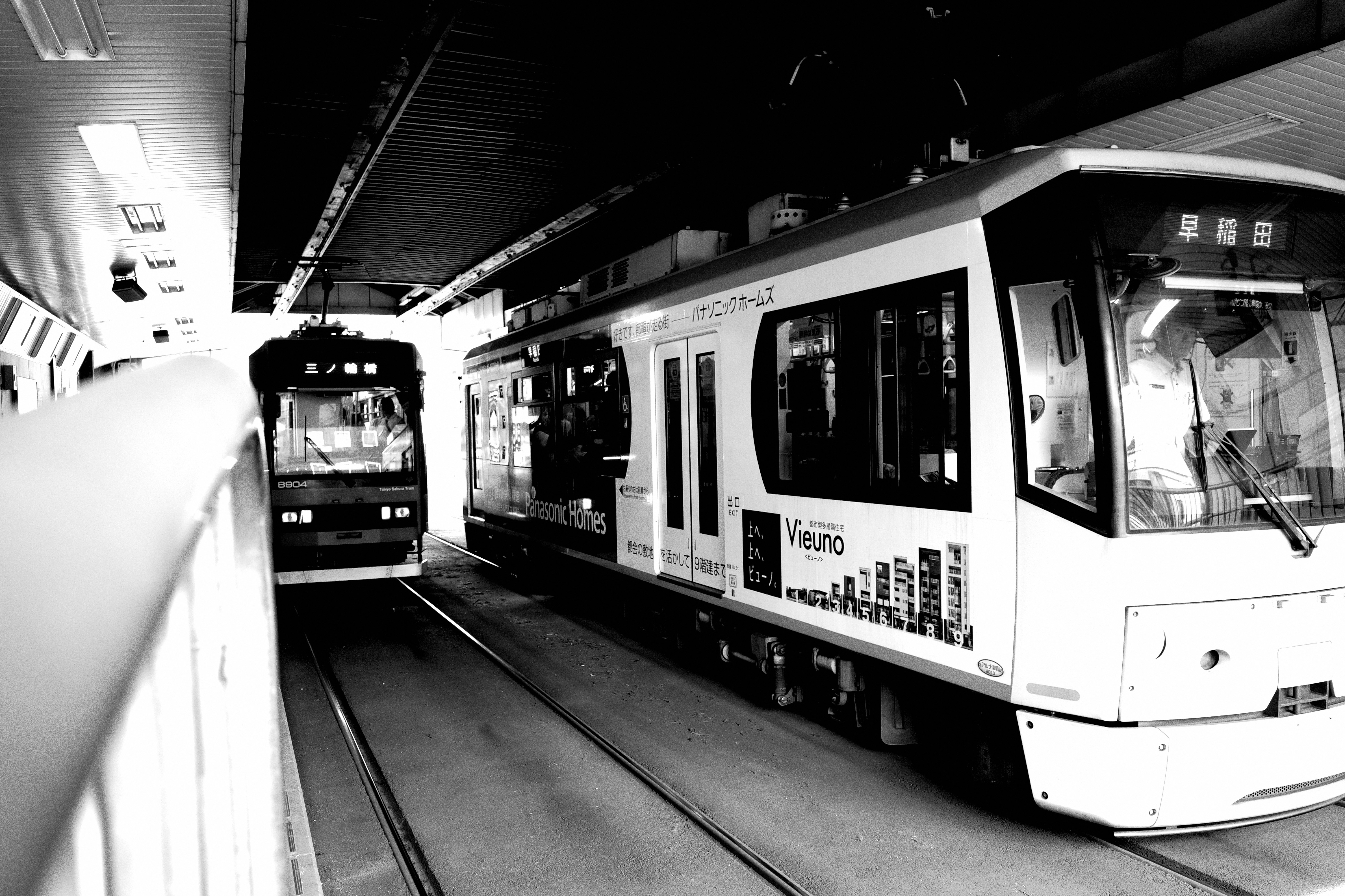 Imagen en blanco y negro de tranvías cruzándose en una estación
