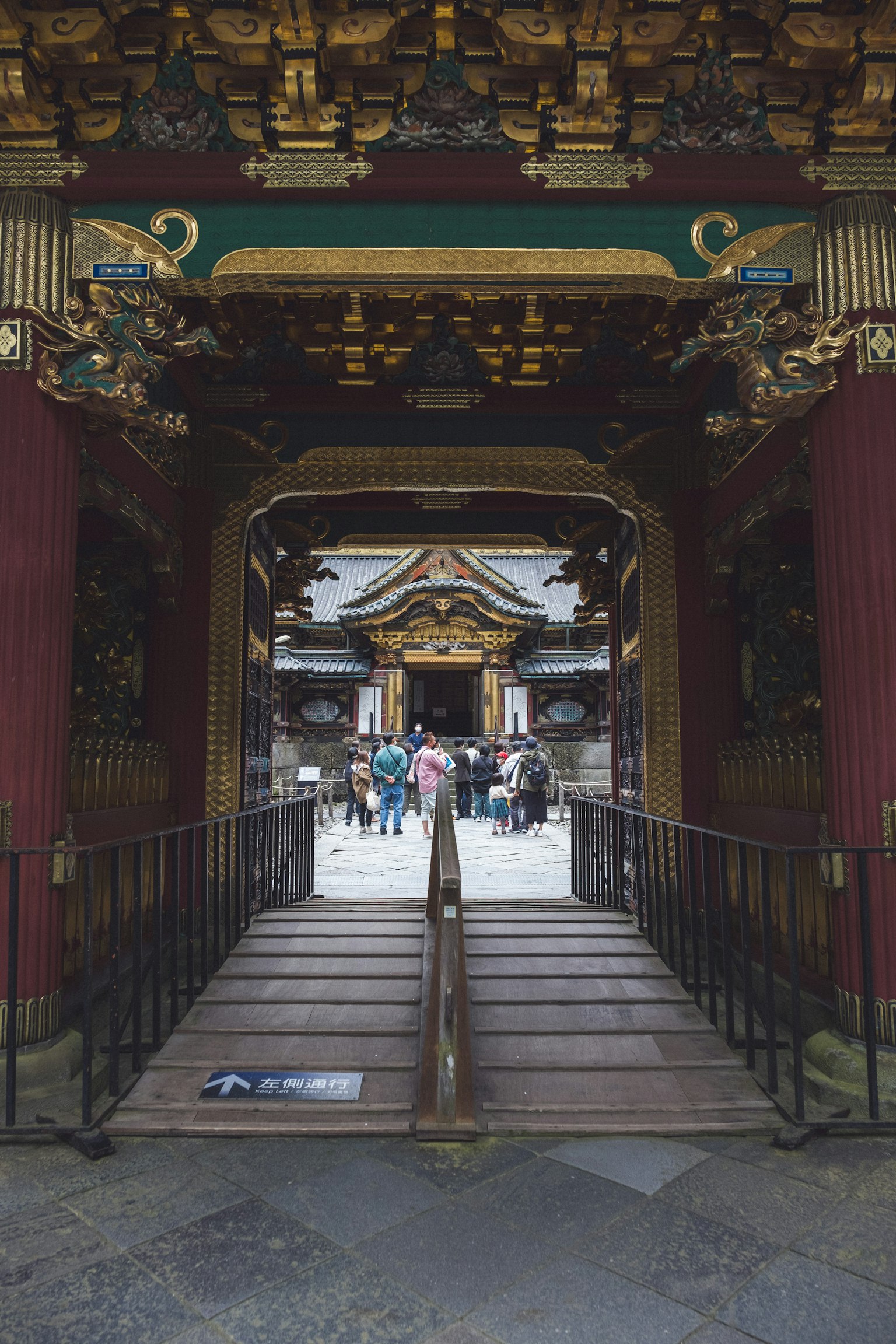 Schöner japanischer Schreintor mit Besuchern
