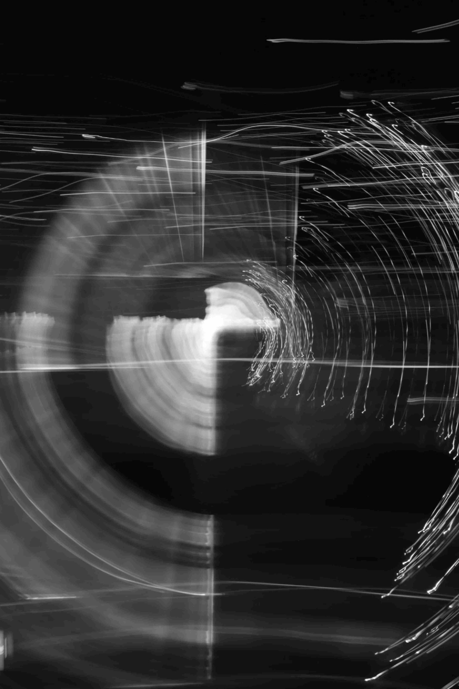 Imagen abstracta de patrones de luz en espiral en blanco y negro