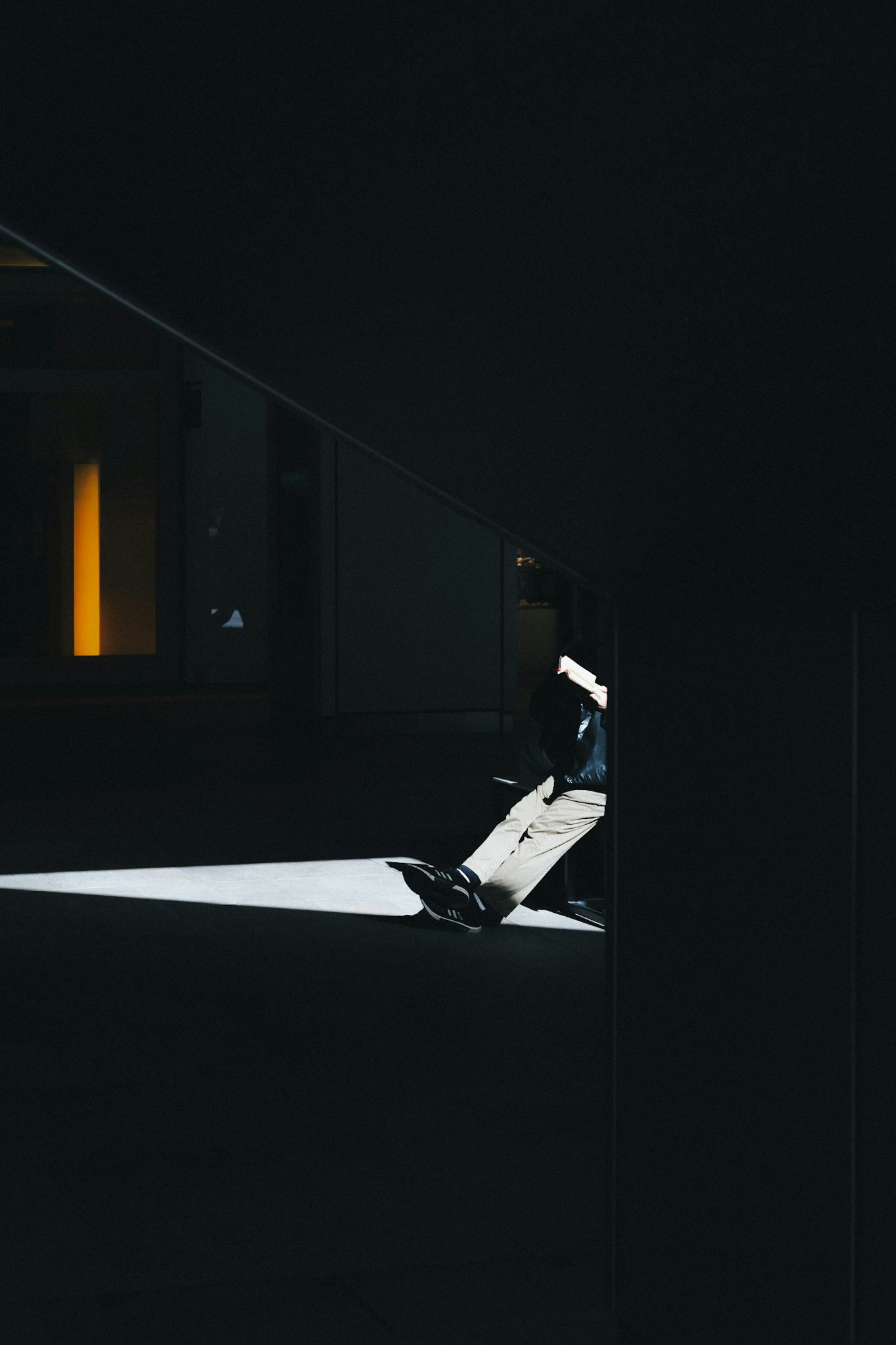 Repos paisible près d’une fenêtre, lumière nocturne qui s’infiltre