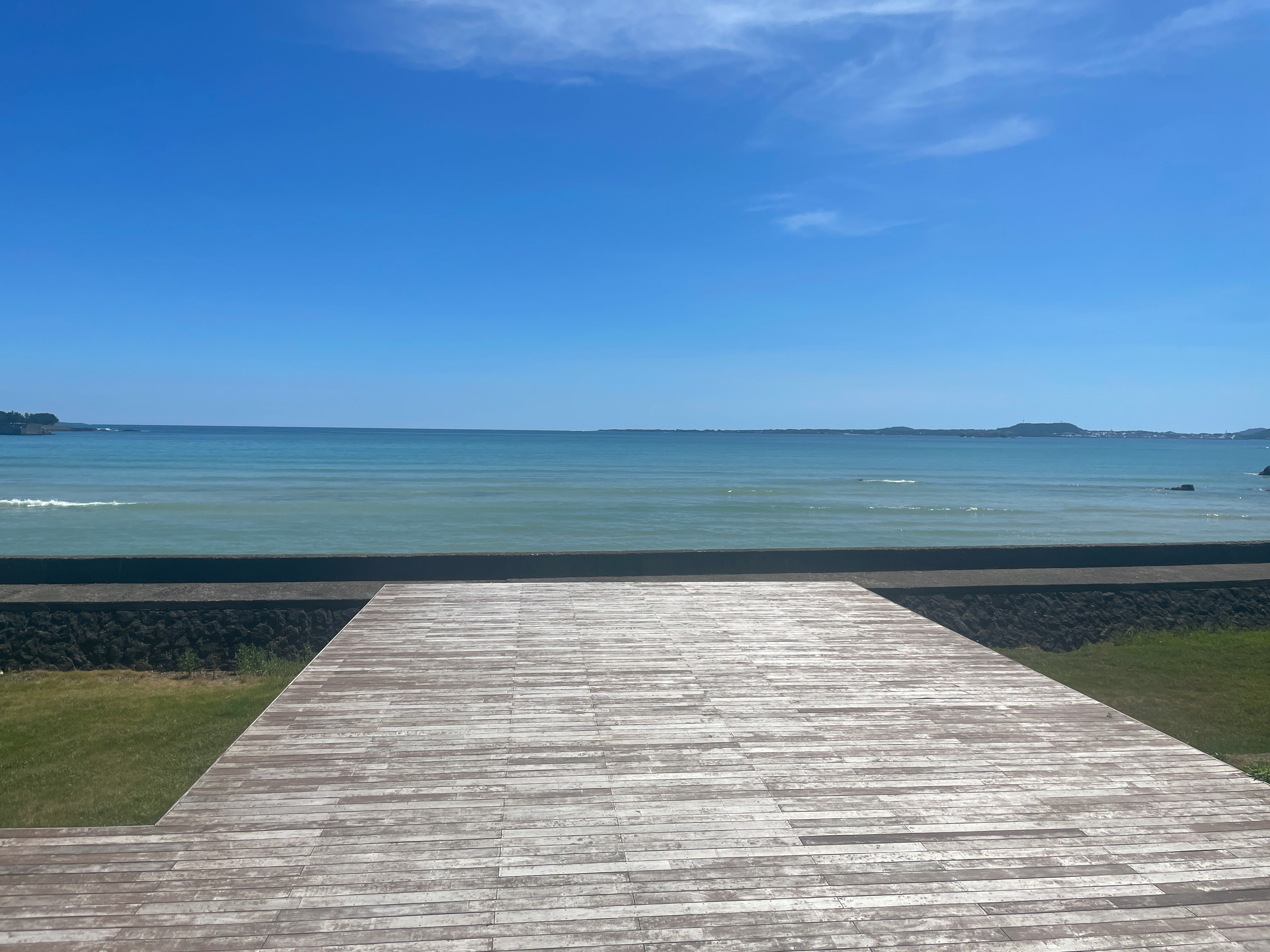 通往大海的露台俯瞰平靜海岸