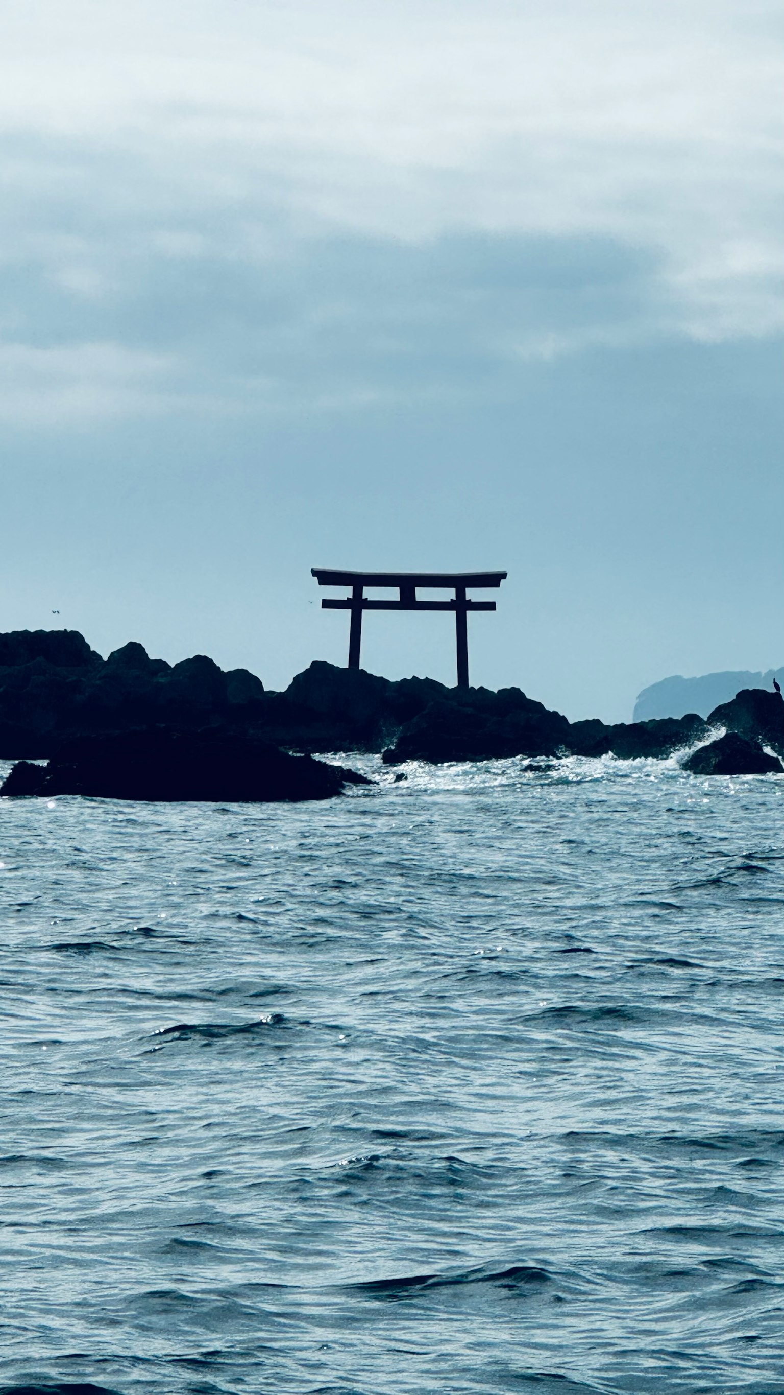 海中矗立的鸟居和岩石海岸