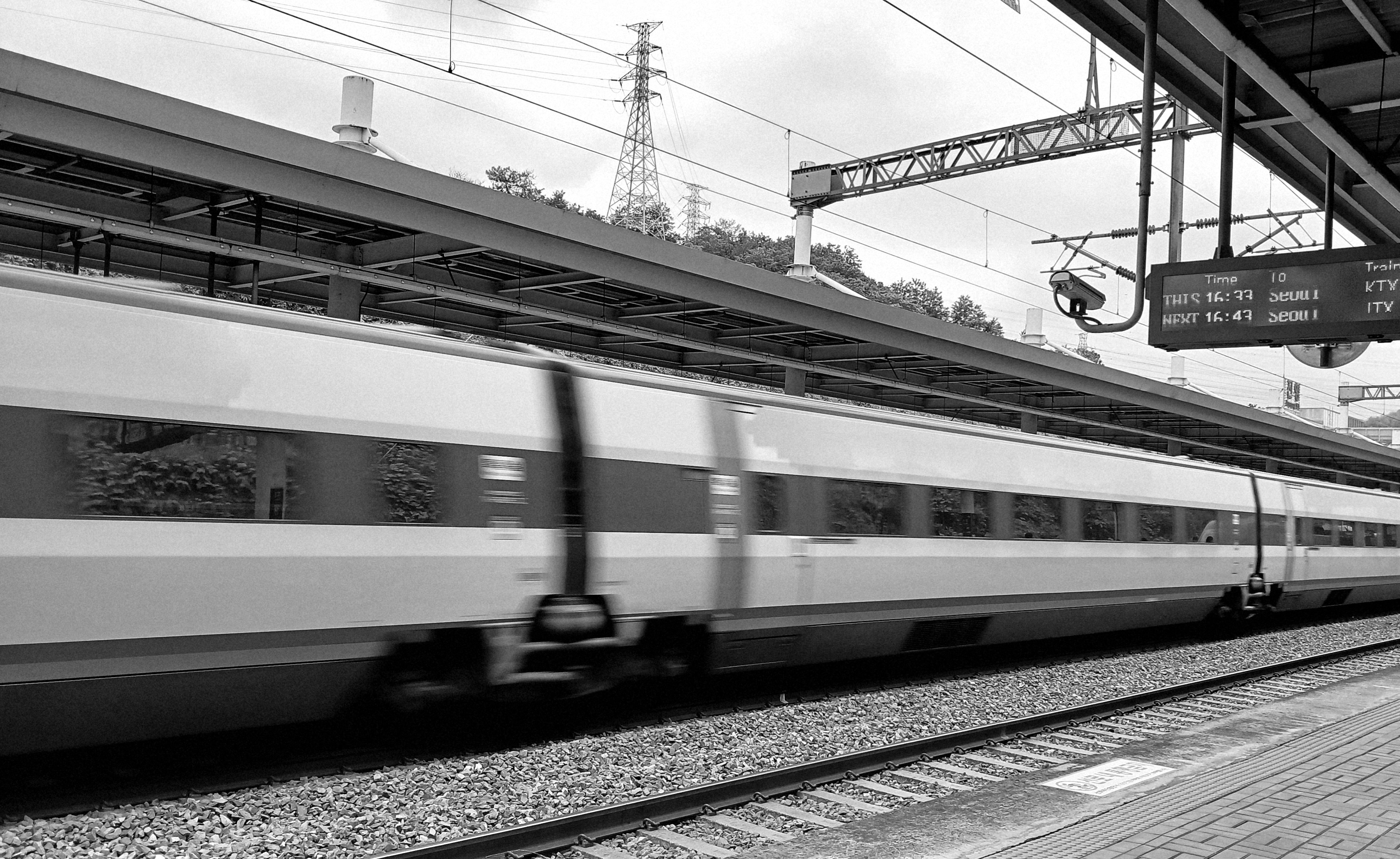 駅のホームを走り抜ける列車の流し撮り