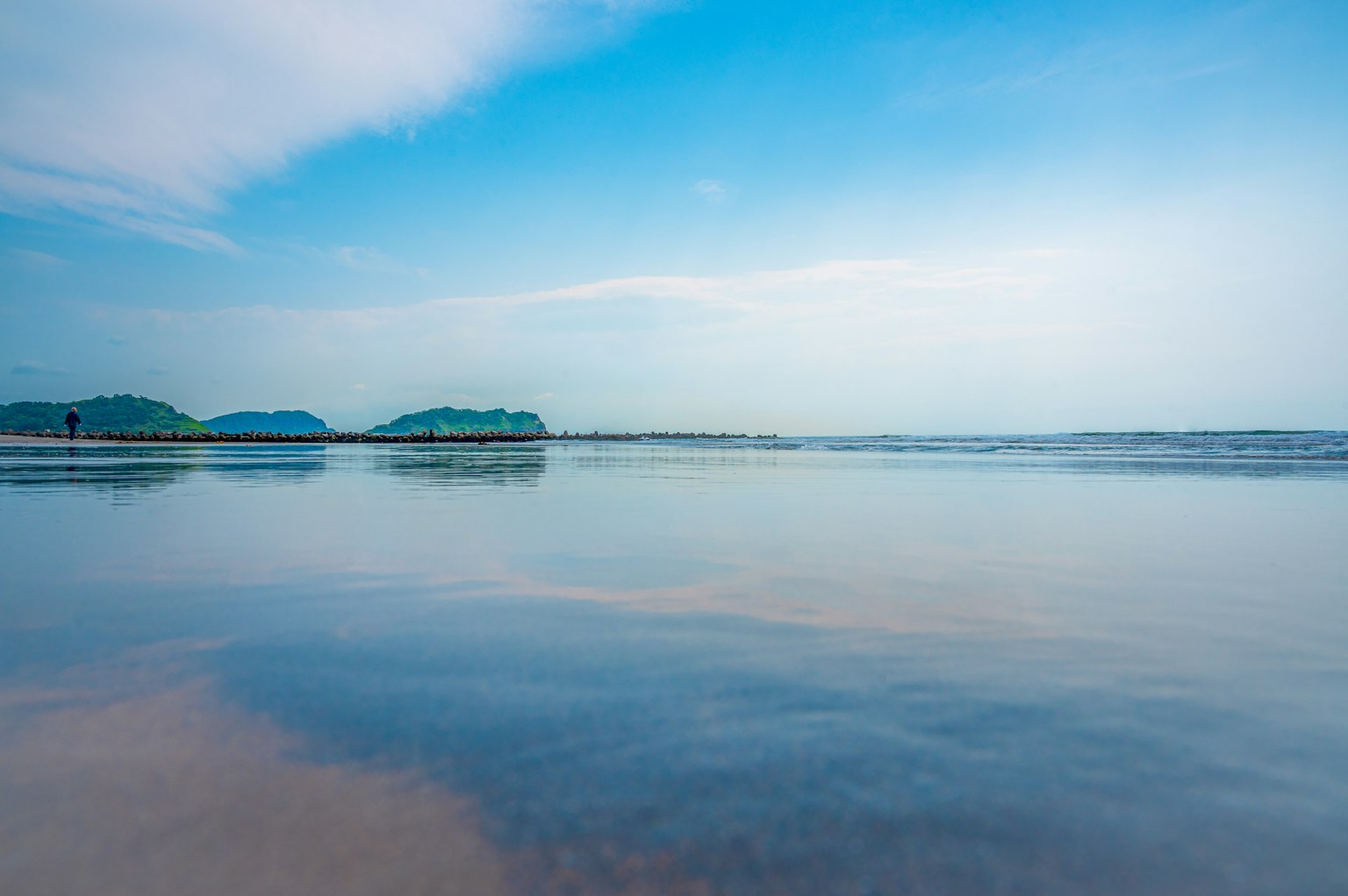 Paisaje marino sereno con agua tranquila y cielo azul