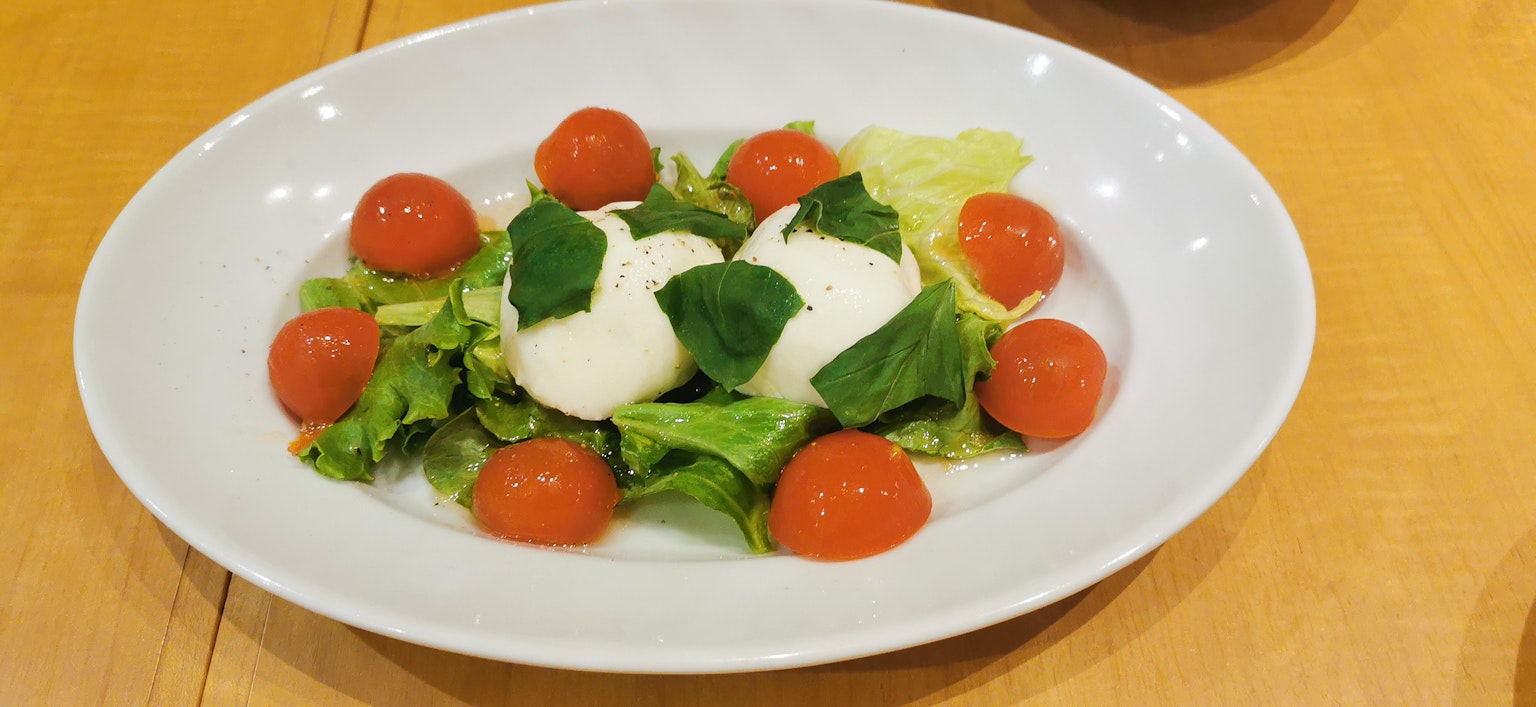 Insalata fresca con mozzarella e pomodorini disposti su un piatto