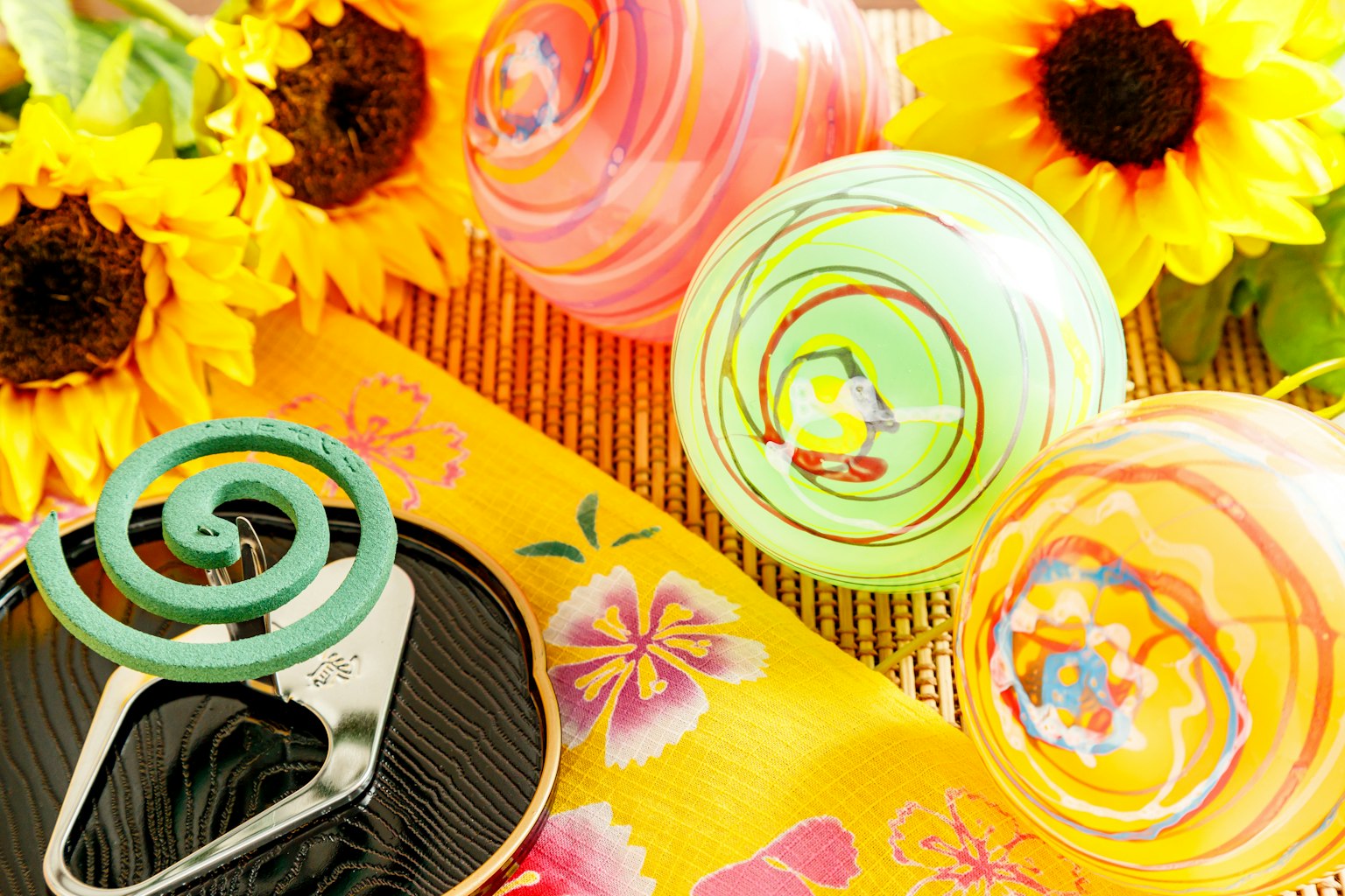 Yo-yos colorés et tournesols disposés sur une table vibrante