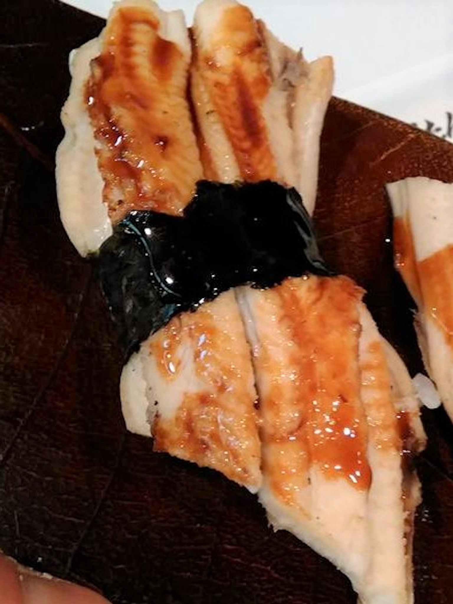 Presentazione di sushi di anguilla grigliata con salsa dolce sopra