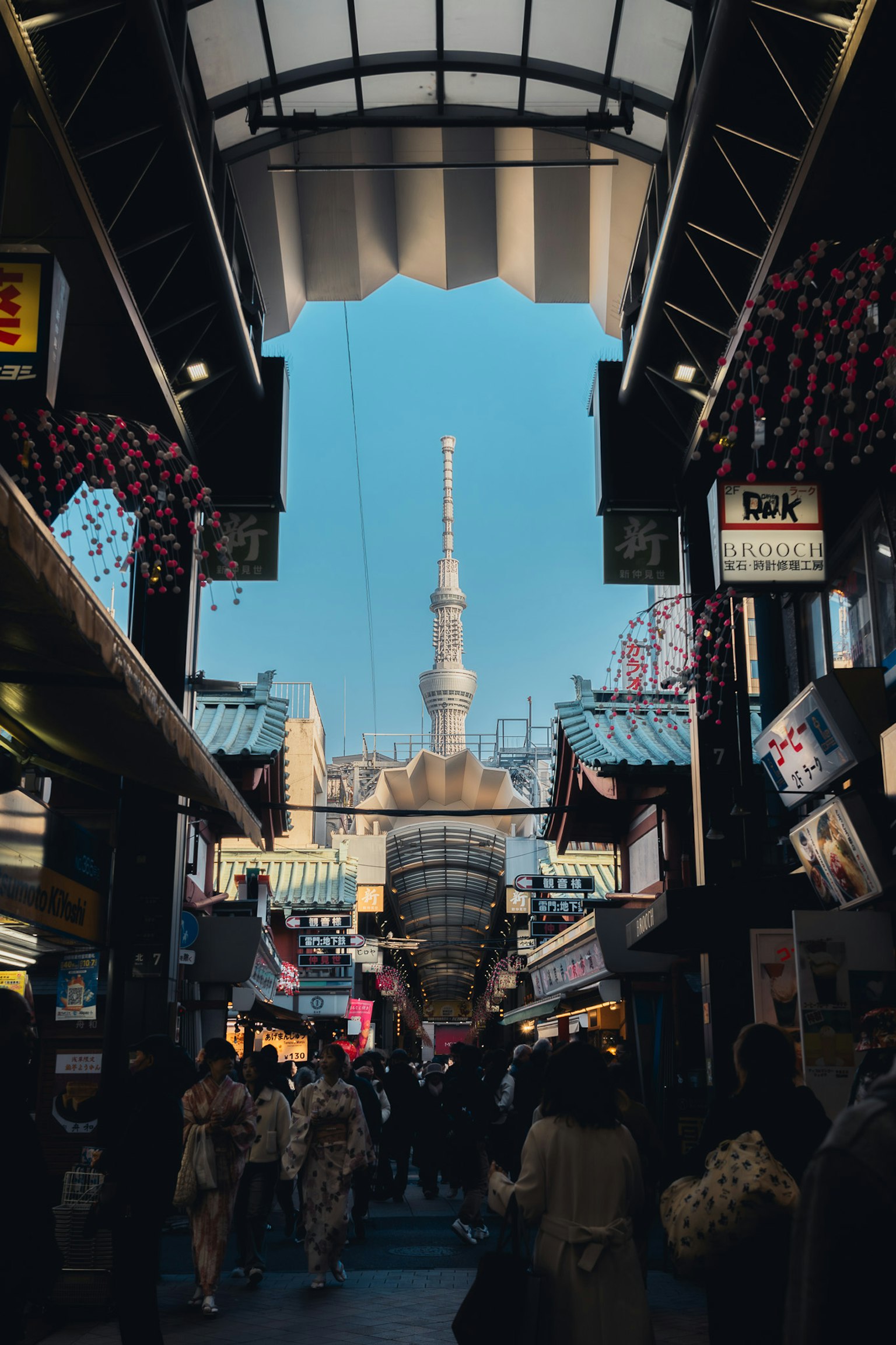 繁忙的购物街景，背景是东京天空树