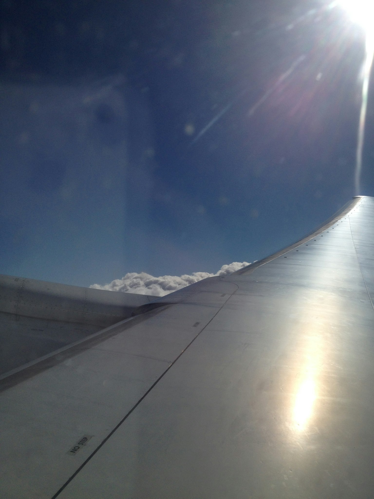 Vista dell'ala di un aereo contro un cielo blu
