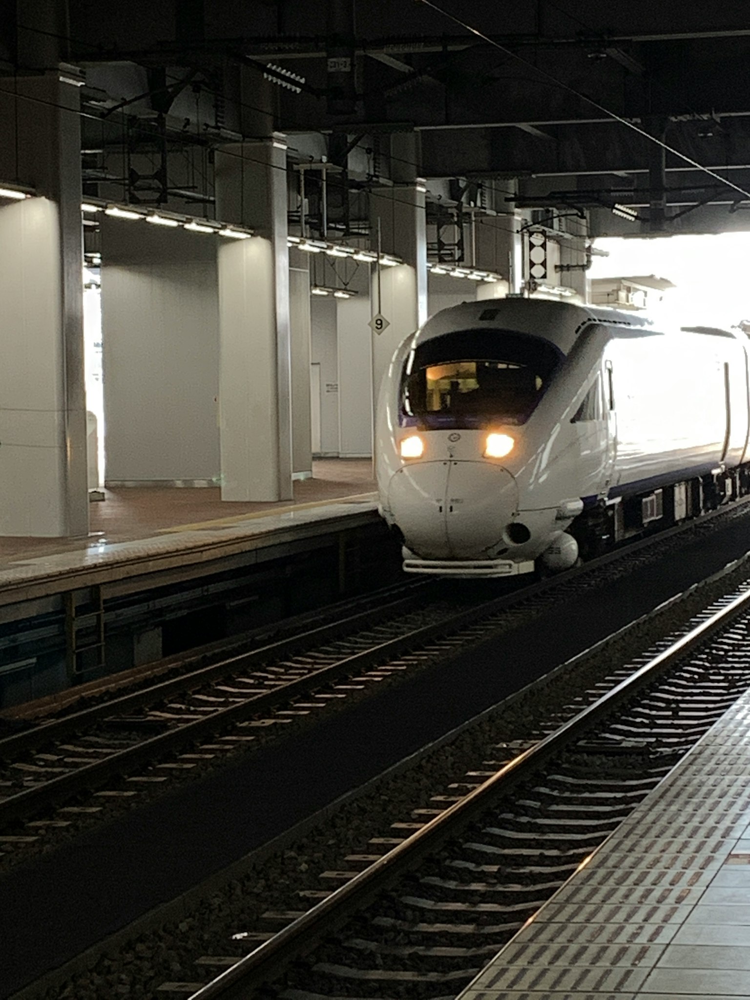 Một chuyến tàu Shinkansen màu trắng đến ga