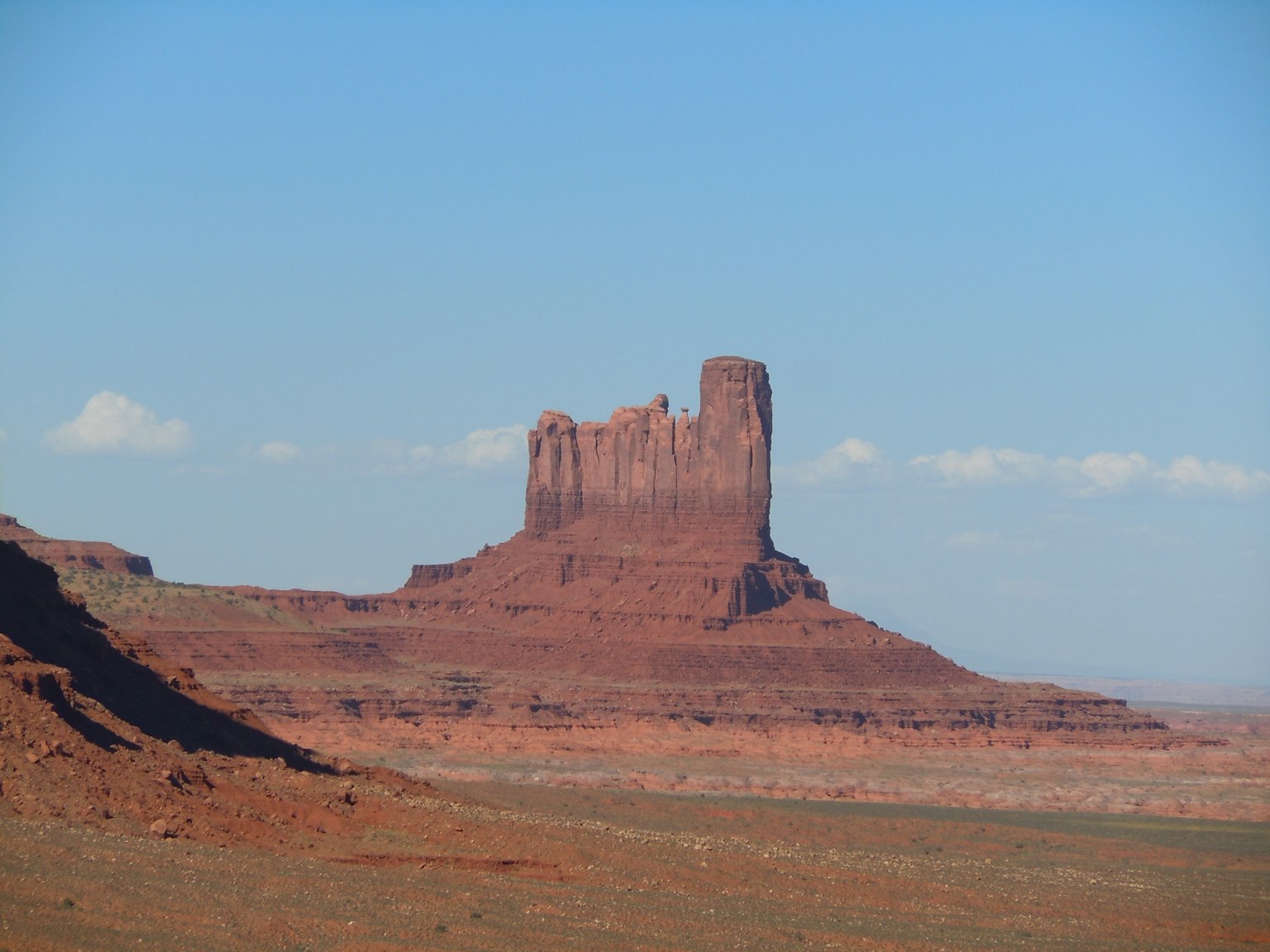 Formation rocheuse rouge de Monument Valley sous un ciel bleu clair