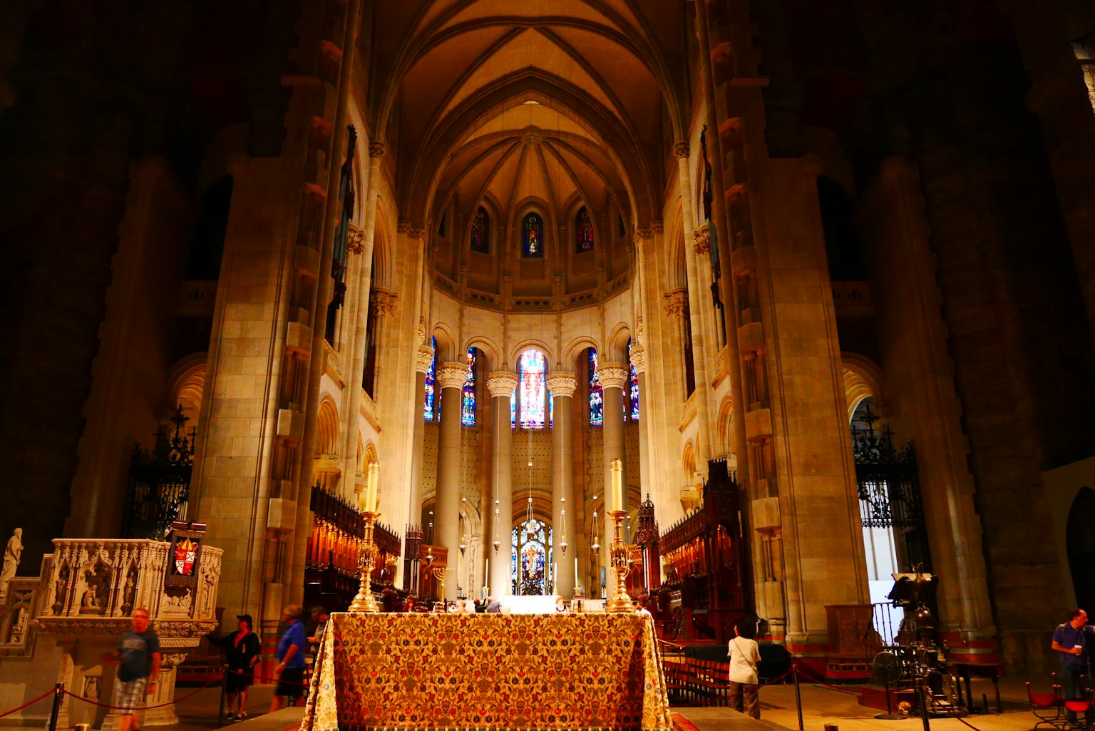Vista interior de la Sagrada Familia con techo arqueado majestuoso y vidrieras coloridas