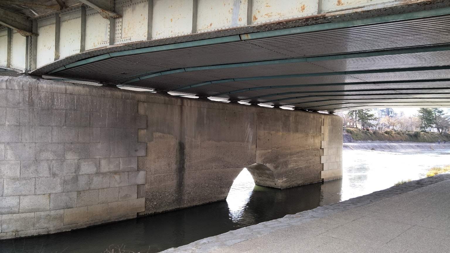 Struktur beton dari jembatan dengan air di bawahnya