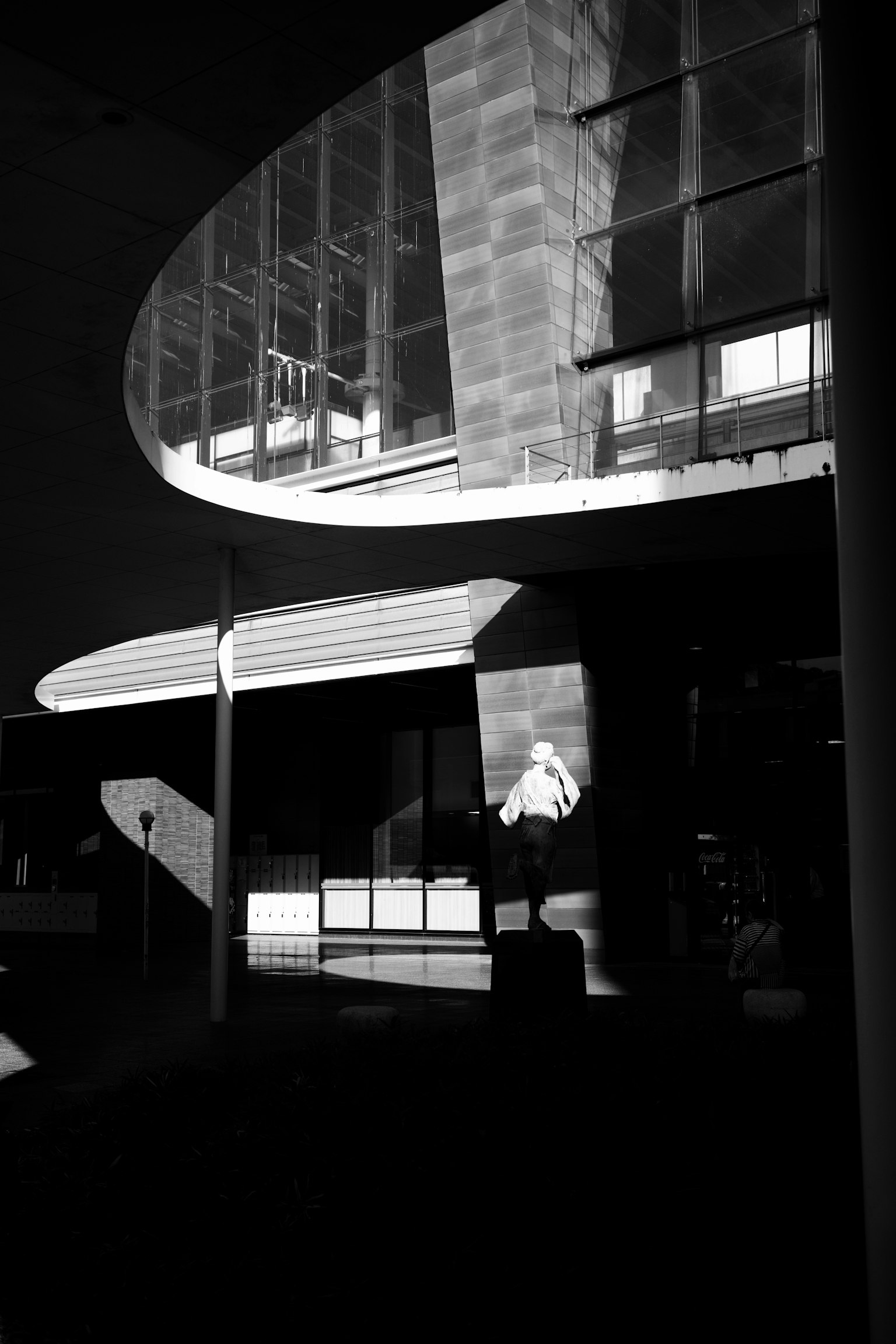 Fotografía en blanco y negro que muestra arquitectura moderna y sombras impactantes