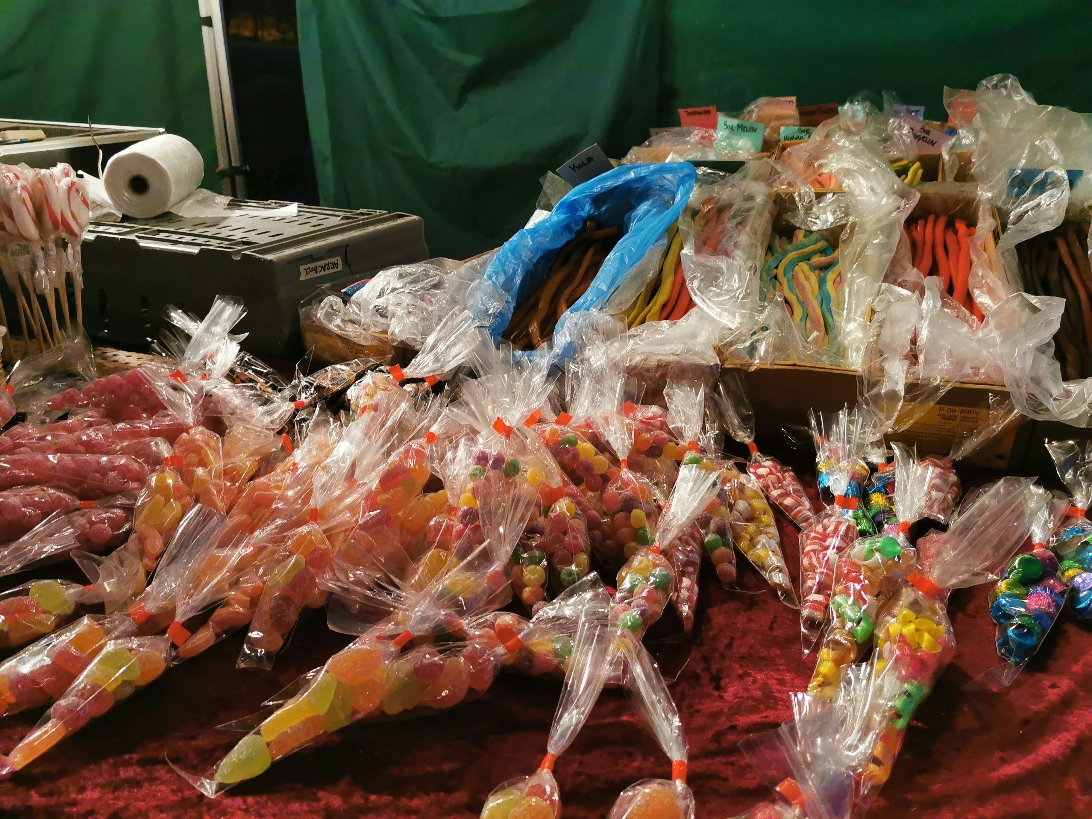 包装されたキャンディやお菓子が並ぶ屋台のテーブル