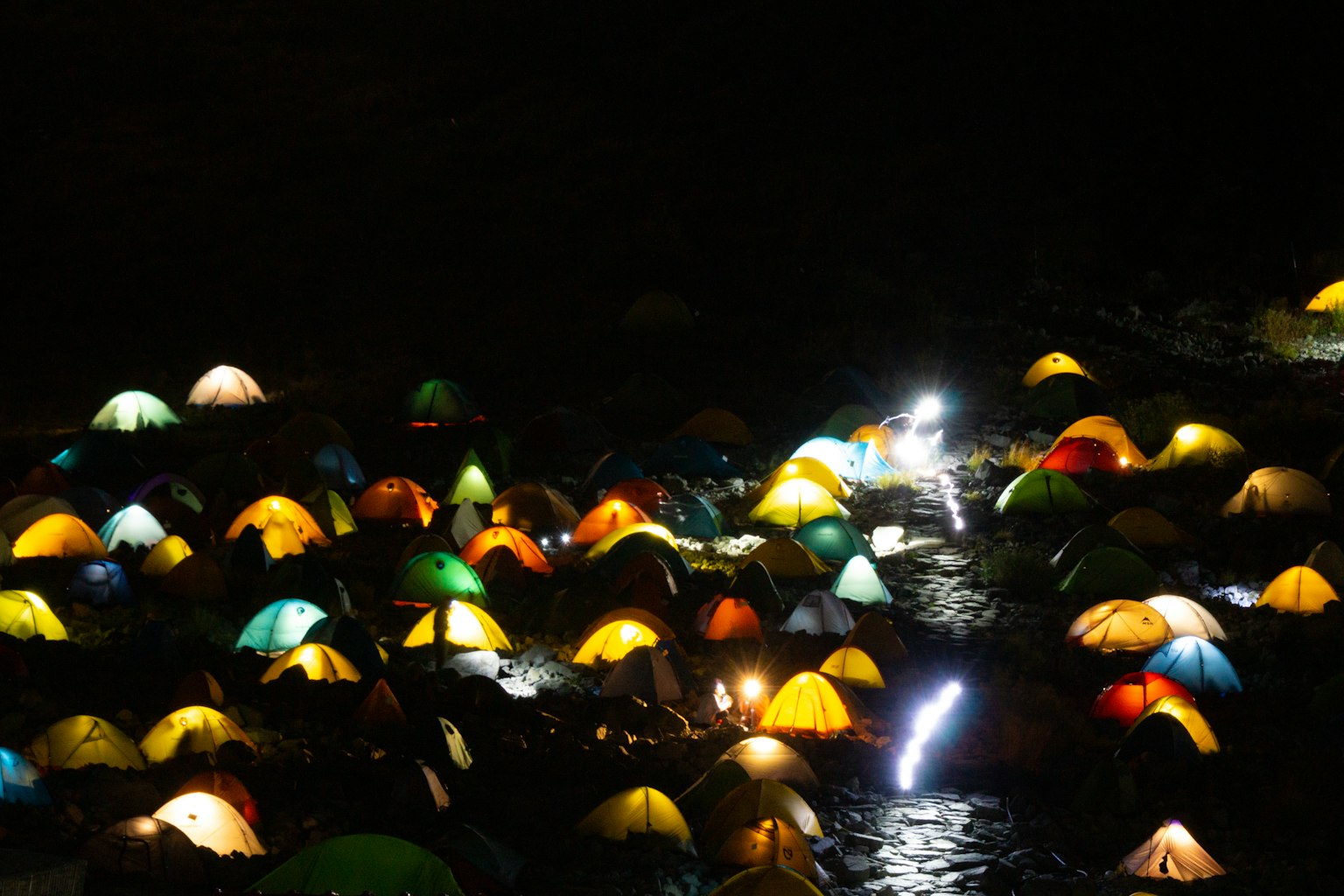 Bunte Zelte, die in der dunklen Nacht leuchten