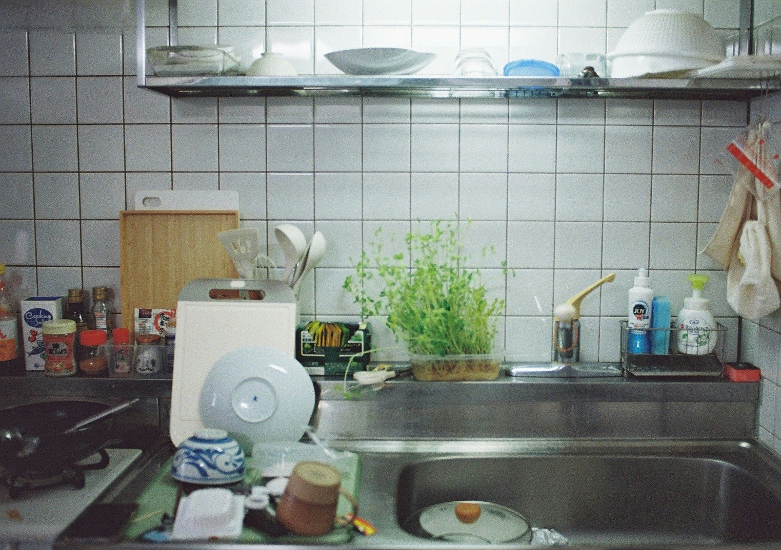 厨房水槽周围的餐具与厨具