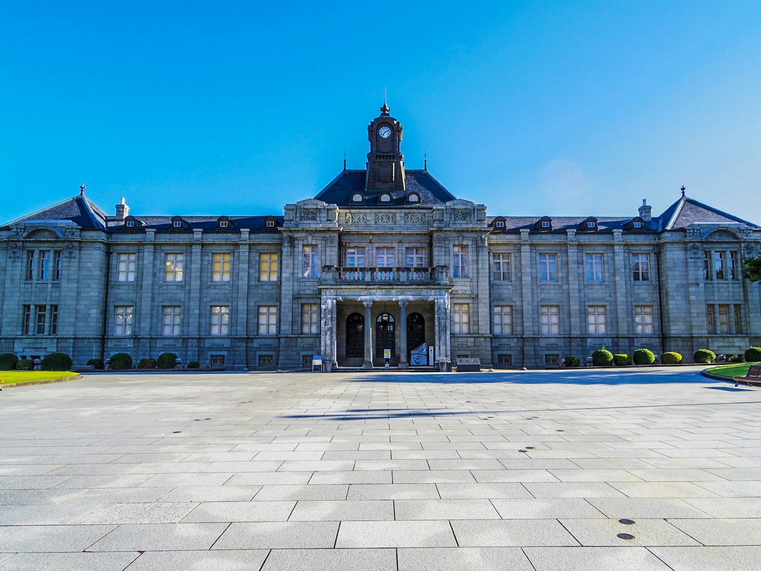 帶鐘樓的歷史建築的正面