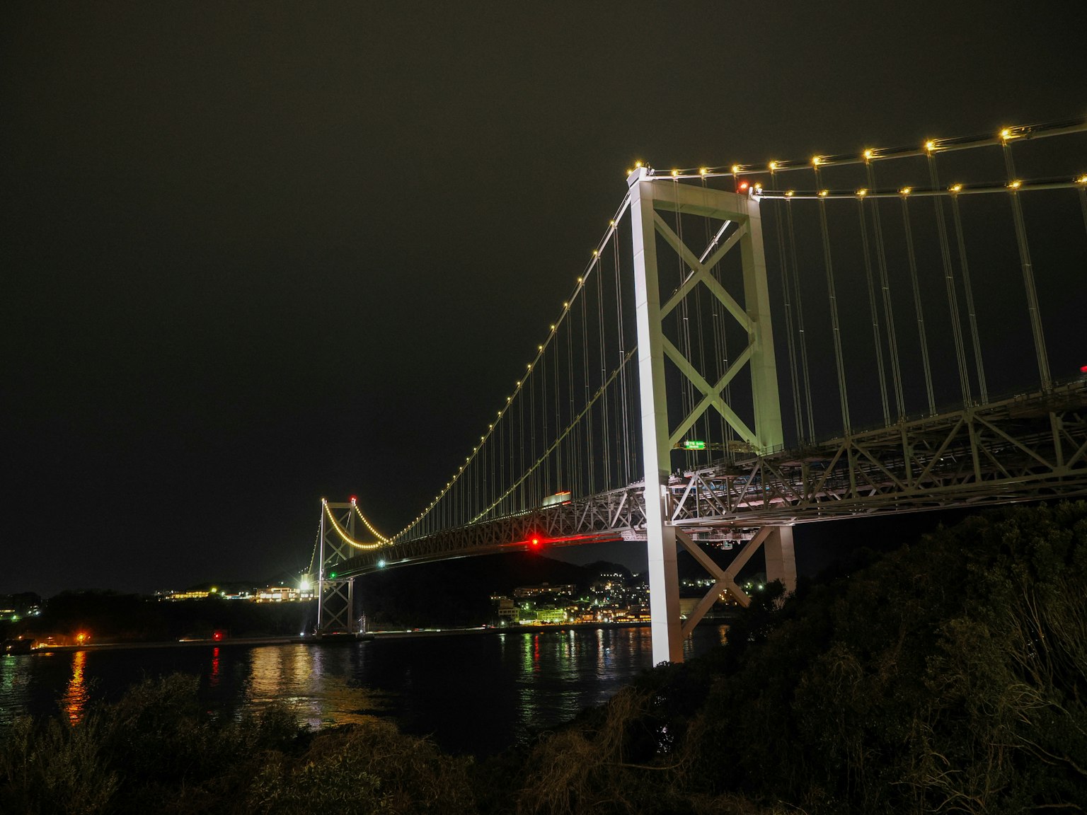 Un hermoso puente colgante iluminado por la noche