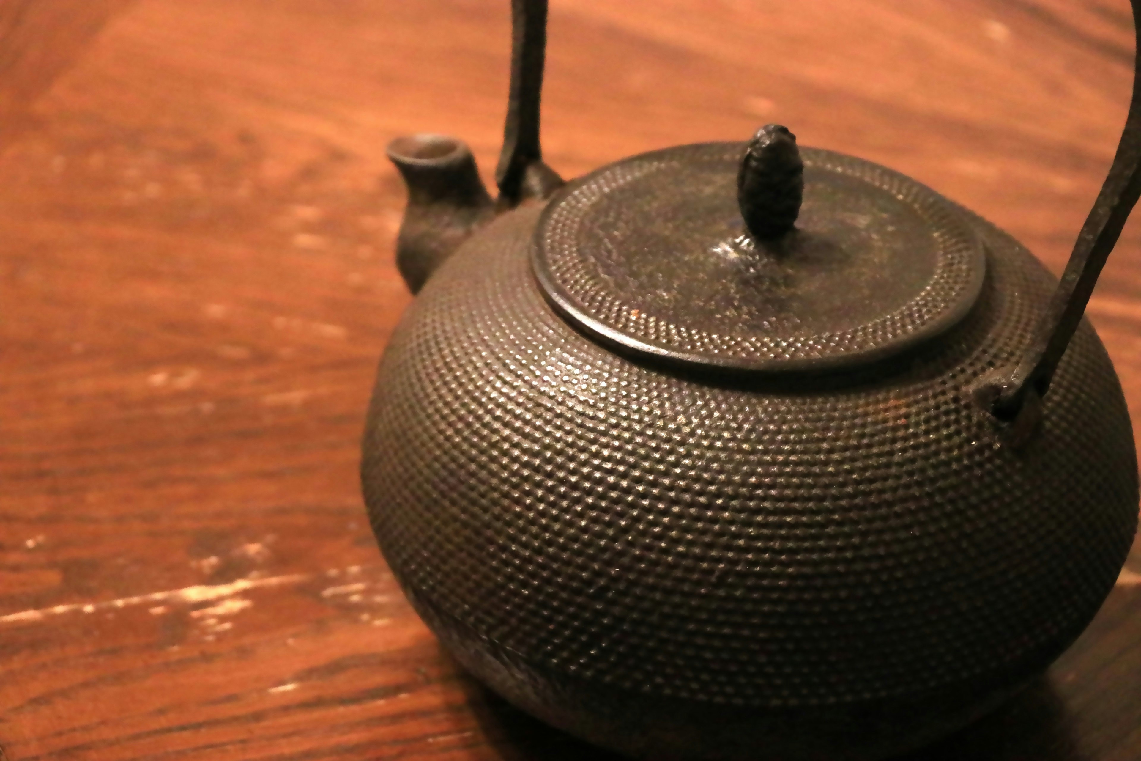 木桌上的鑄鐵茶壺