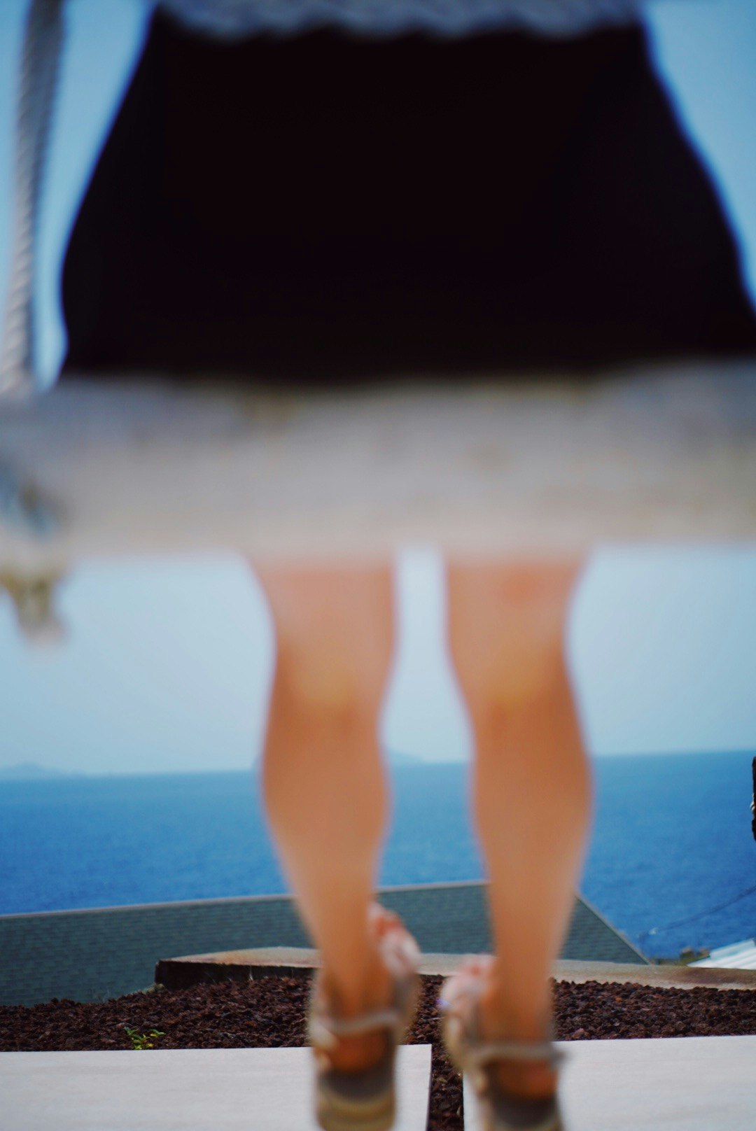 夏の海と空を全身で感じる海辺の足元