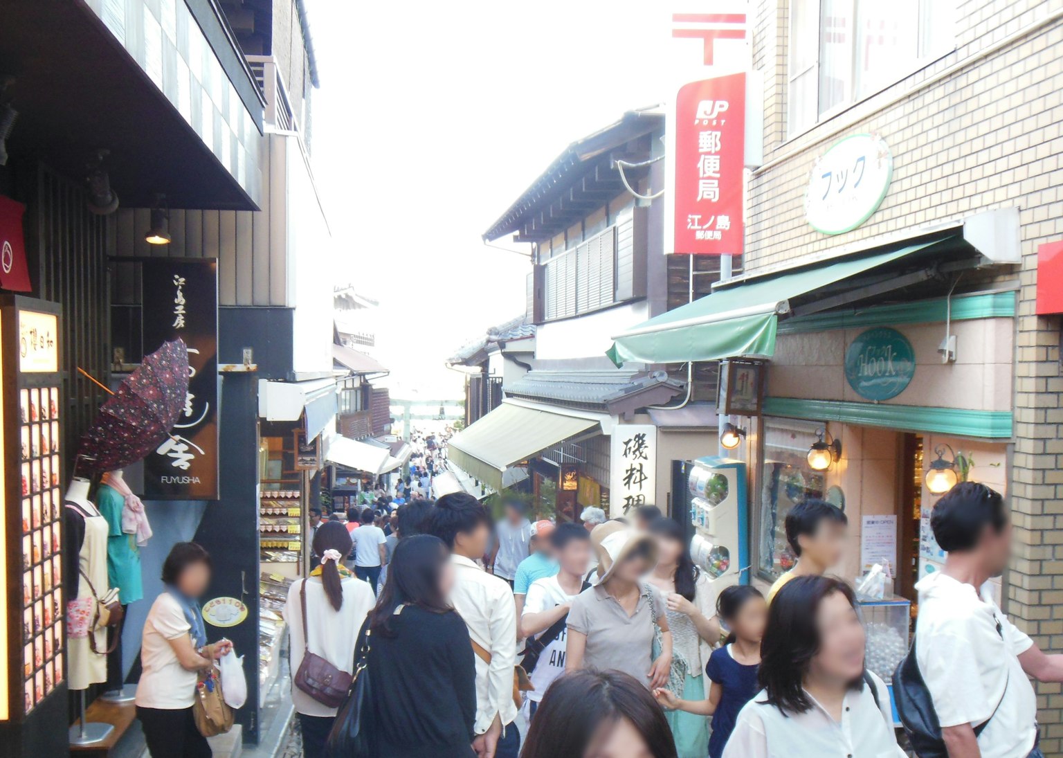 ฉากถนนที่มีผู้คนพลุกพล่านร้านค้าและร้านอาหารเรียงรายอยู่ในพื้นที่