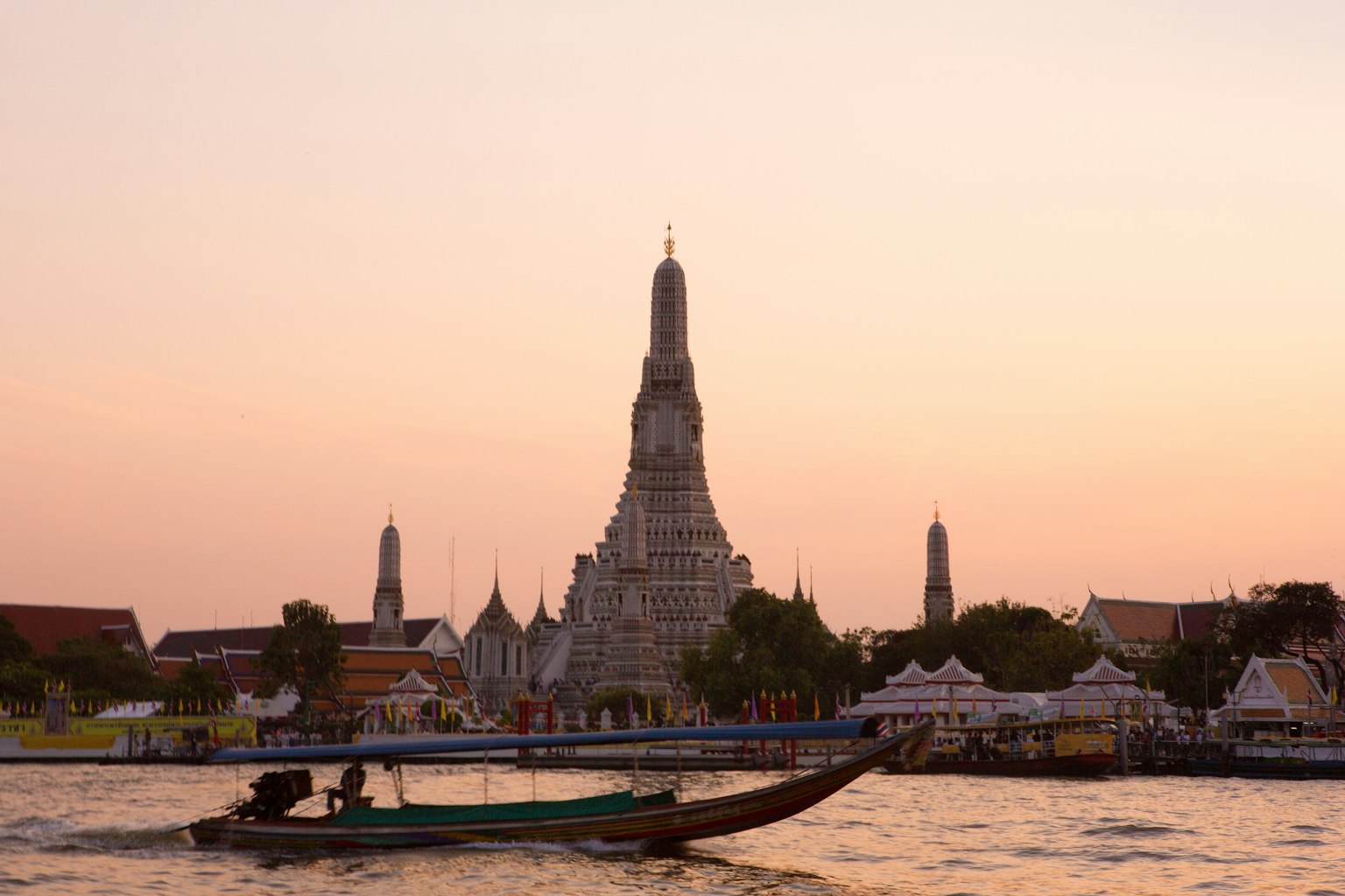วัดอรุณในยามพระอาทิตย์ตกพร้อมเรือในภาพ