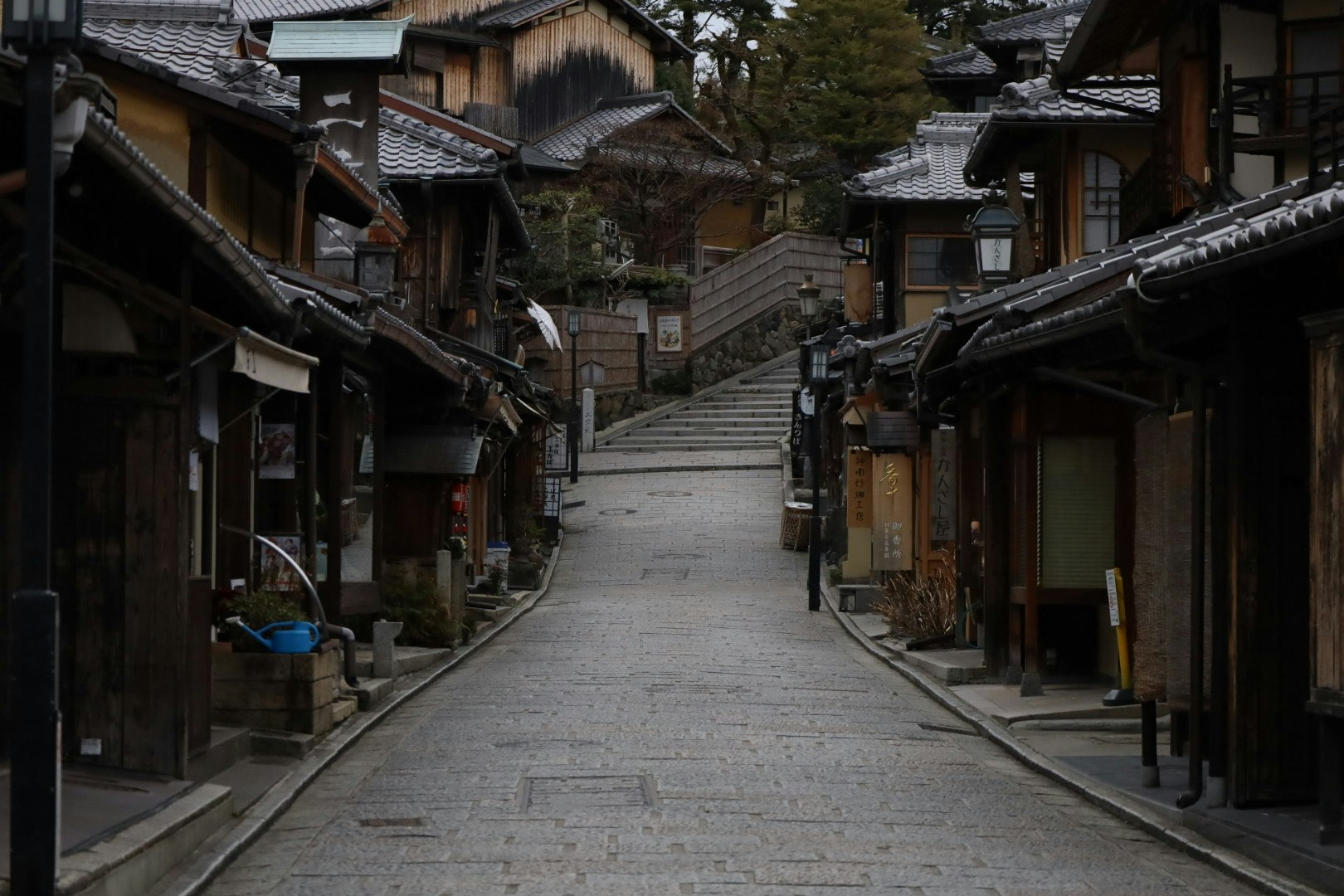 石畳の路地に並ぶ古い町家の街並み