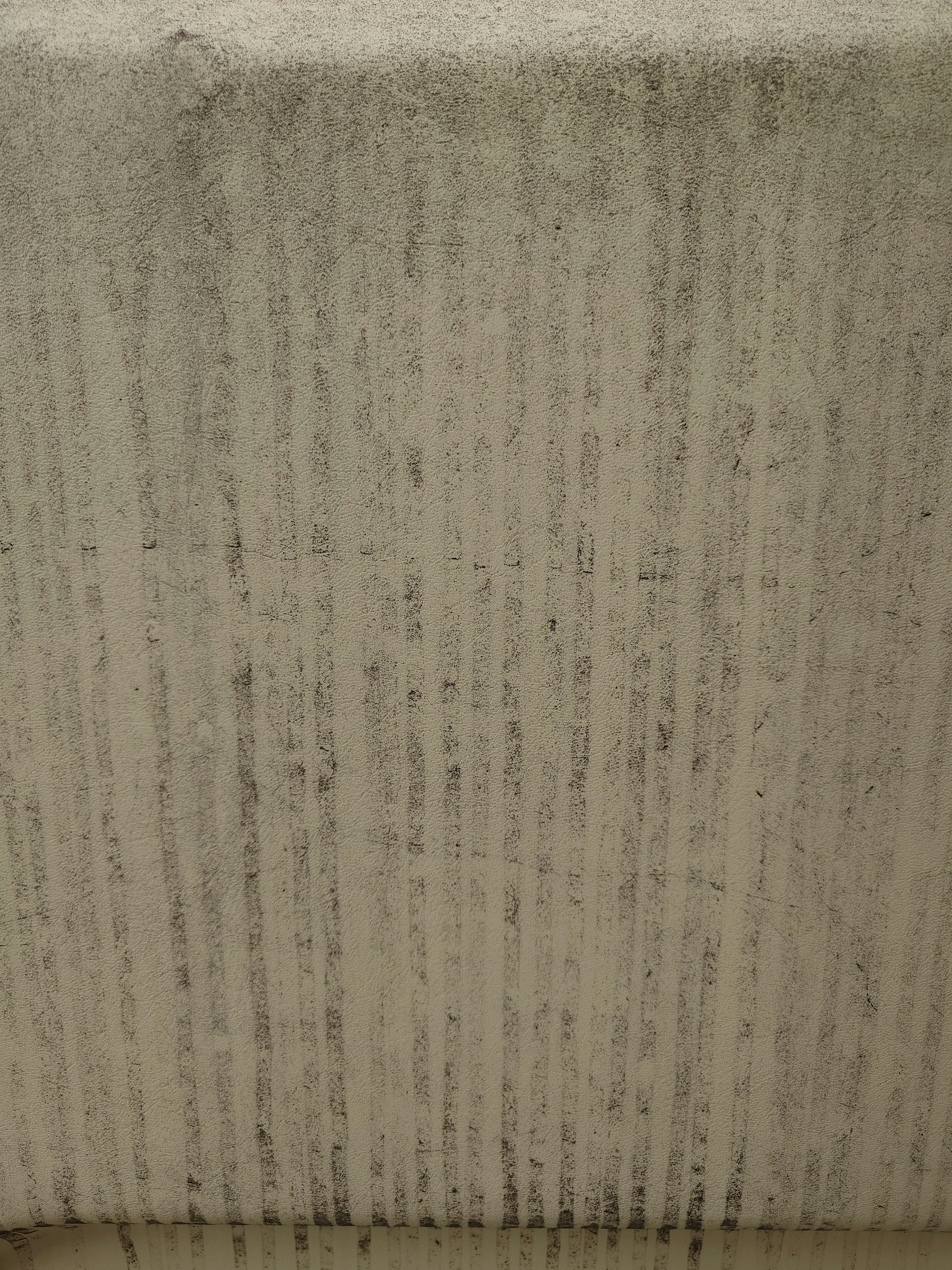close-up tekstur dinding beton dengan noda garis