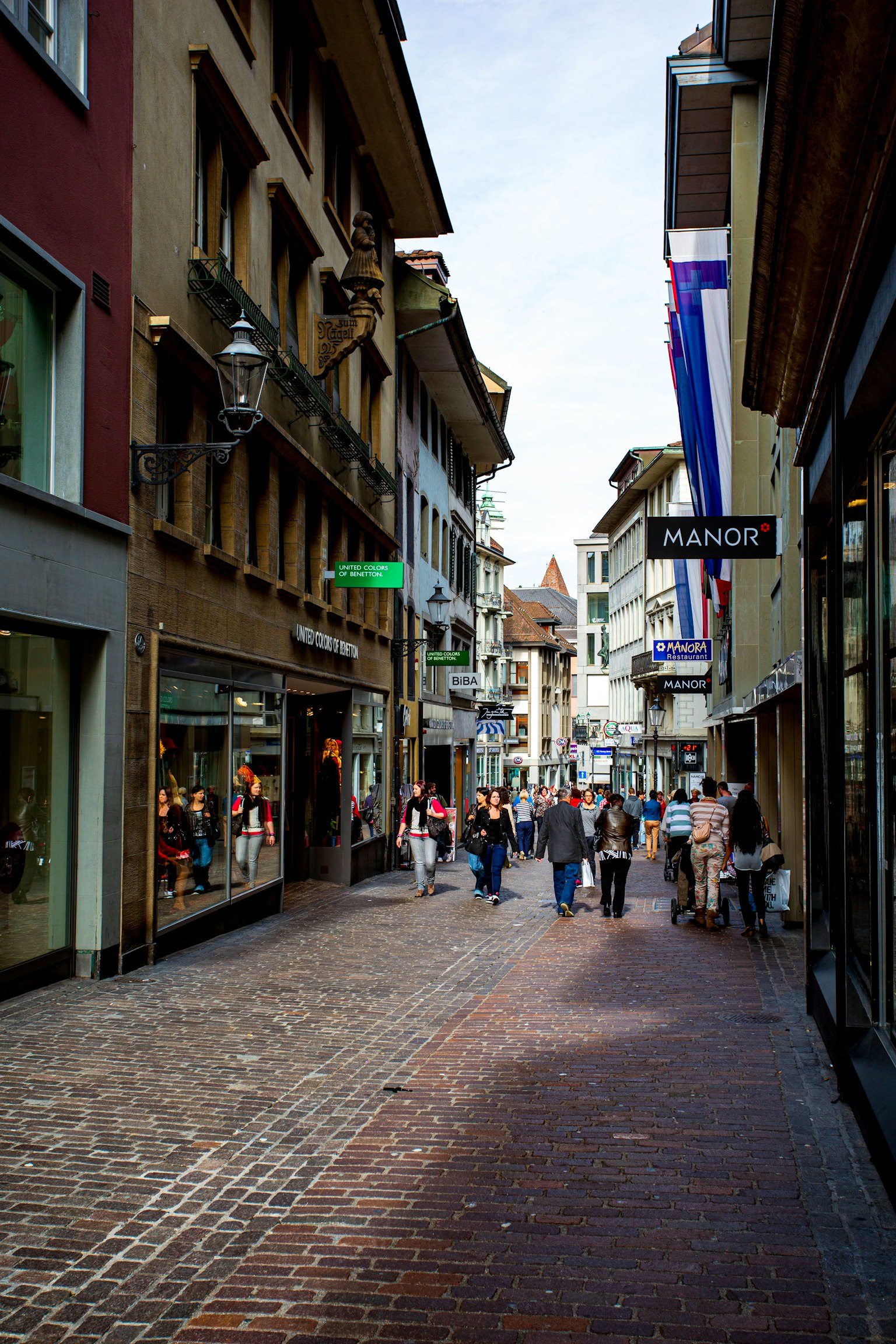 Una escena de calle comercial bulliciosa en una ciudad suiza