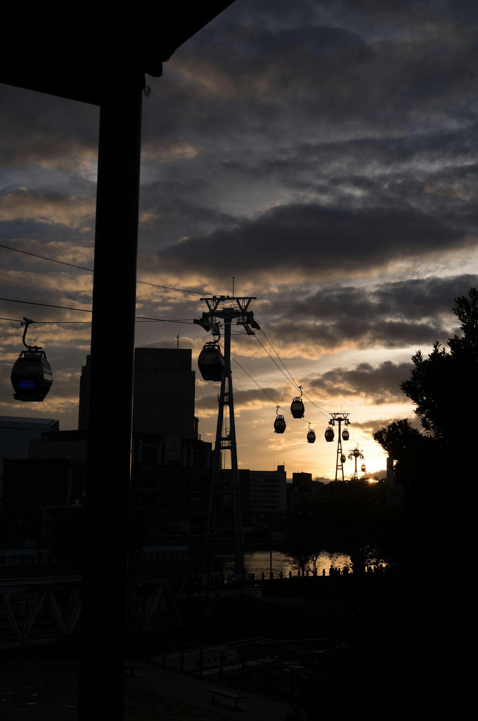 Silhouette von Seilbahnen gegen einen Sonnenuntergang und Wolken