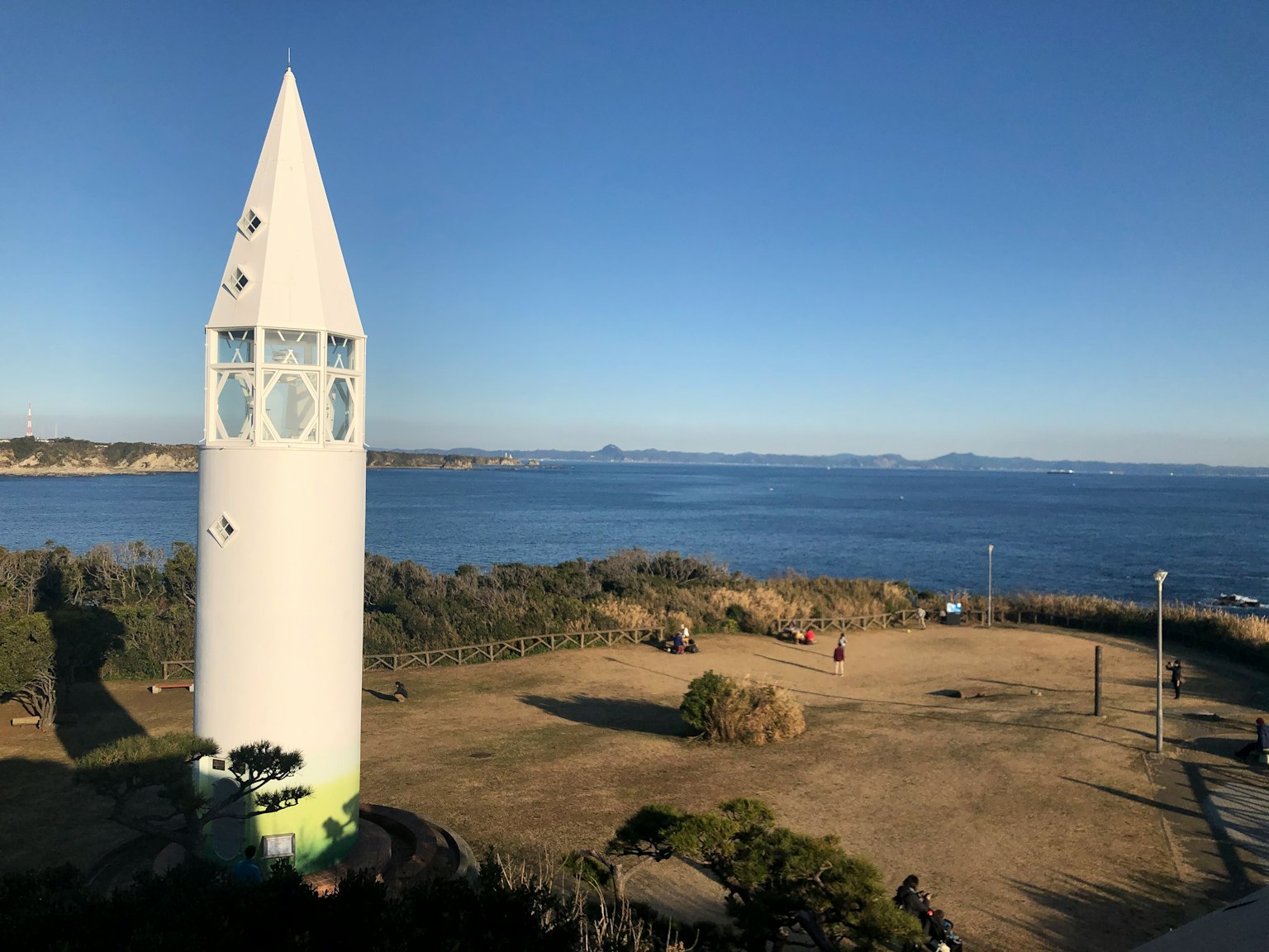 Torre bianca sul mare con cielo azzurro