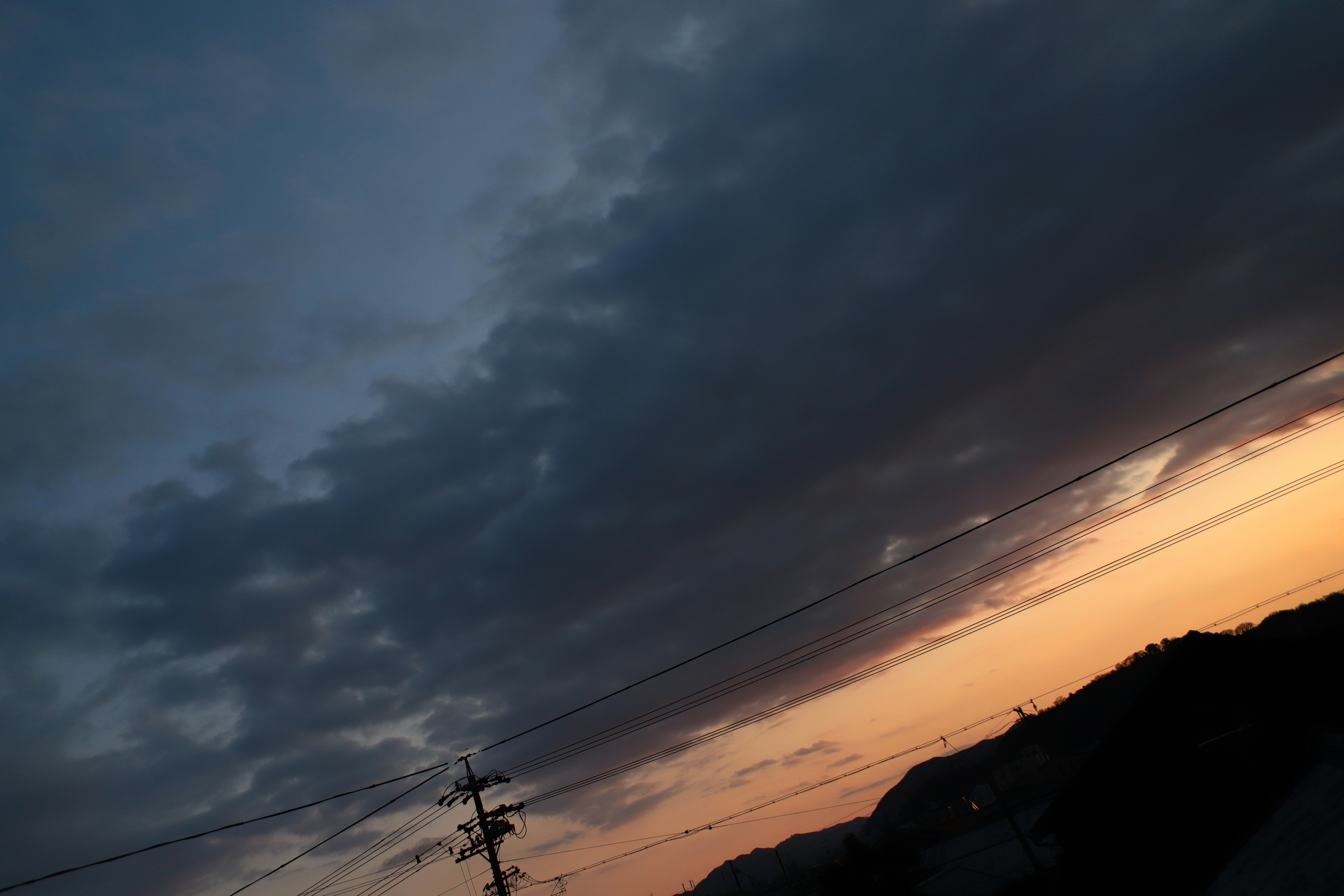 cielo al tramonto con nuvole e silhouette di montagna