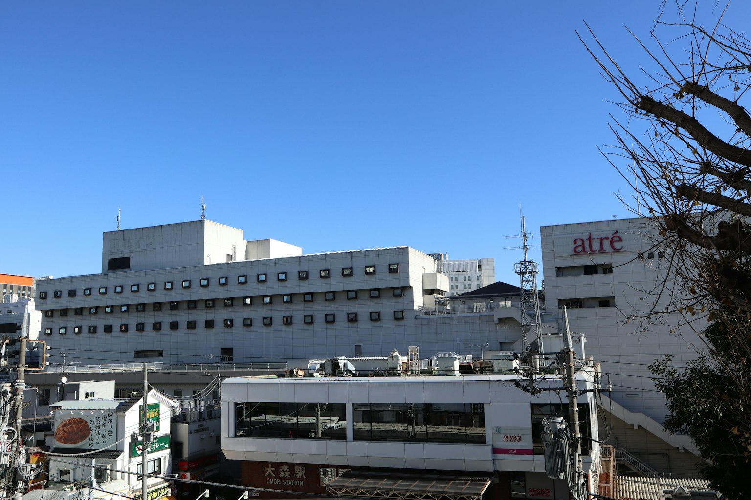 藍天白雲下的白色建築及周邊結構