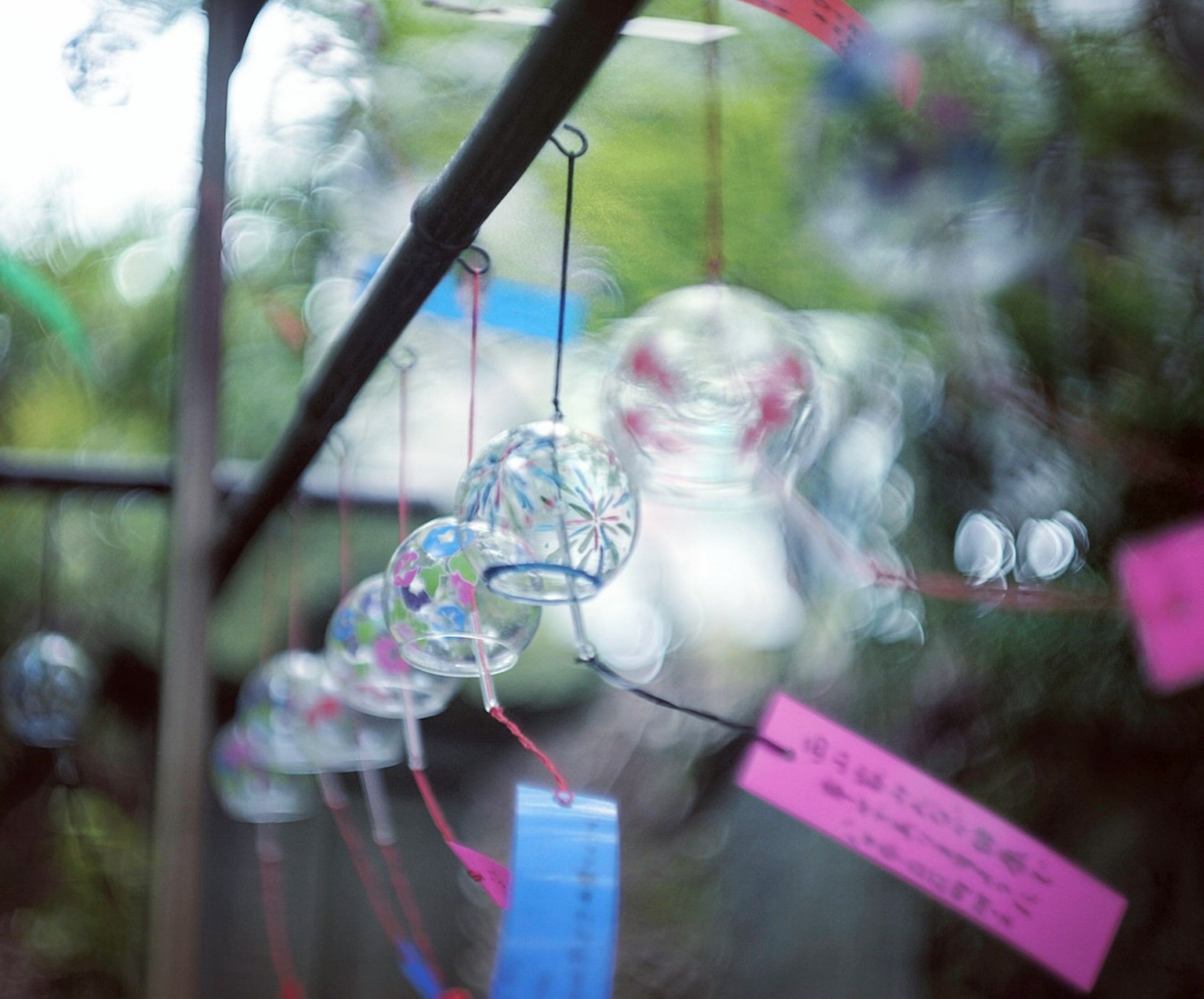 Carillons colorés suspendus avec des sphères transparentes et des étiquettes vives