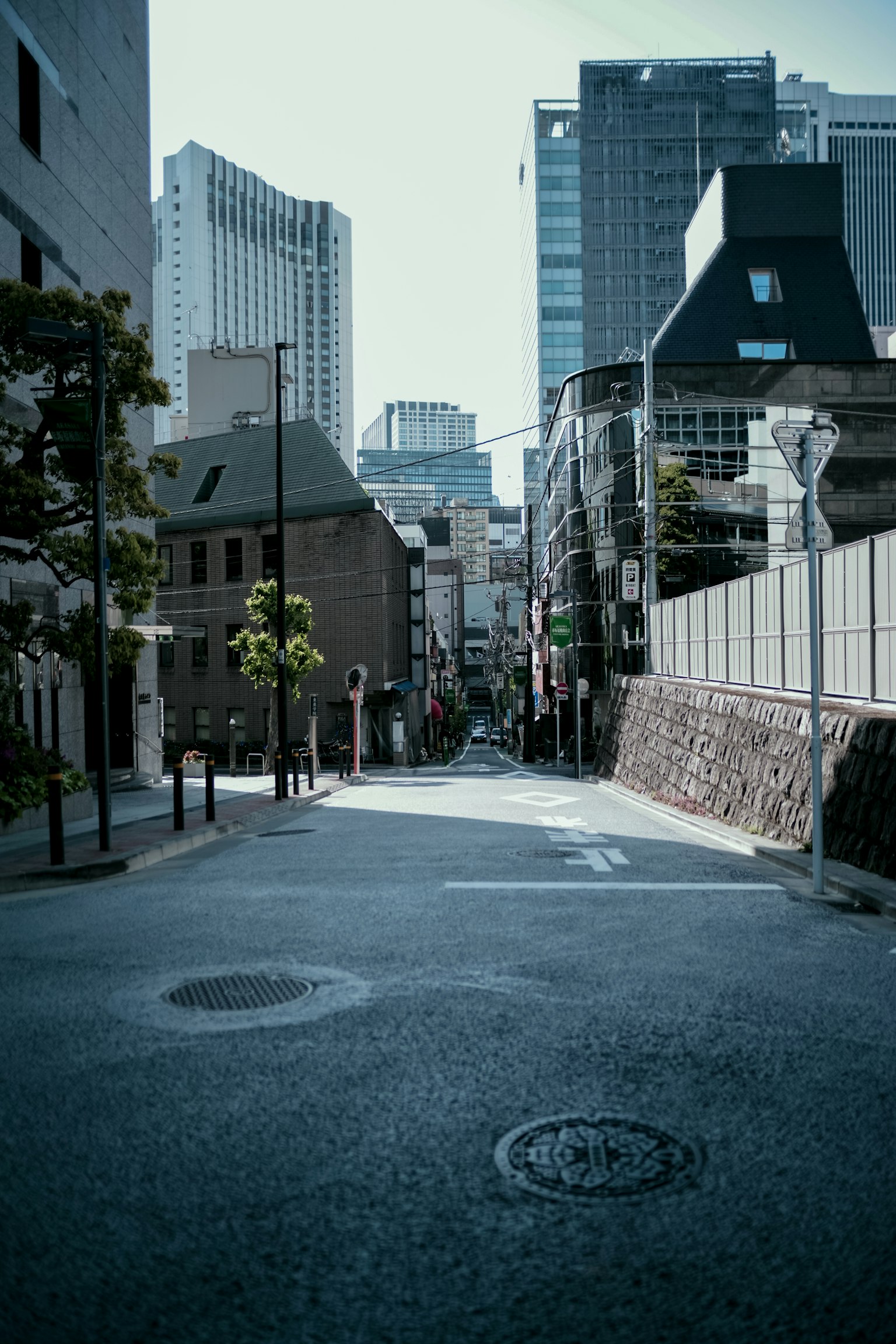 安静的街道与摩天大楼背景