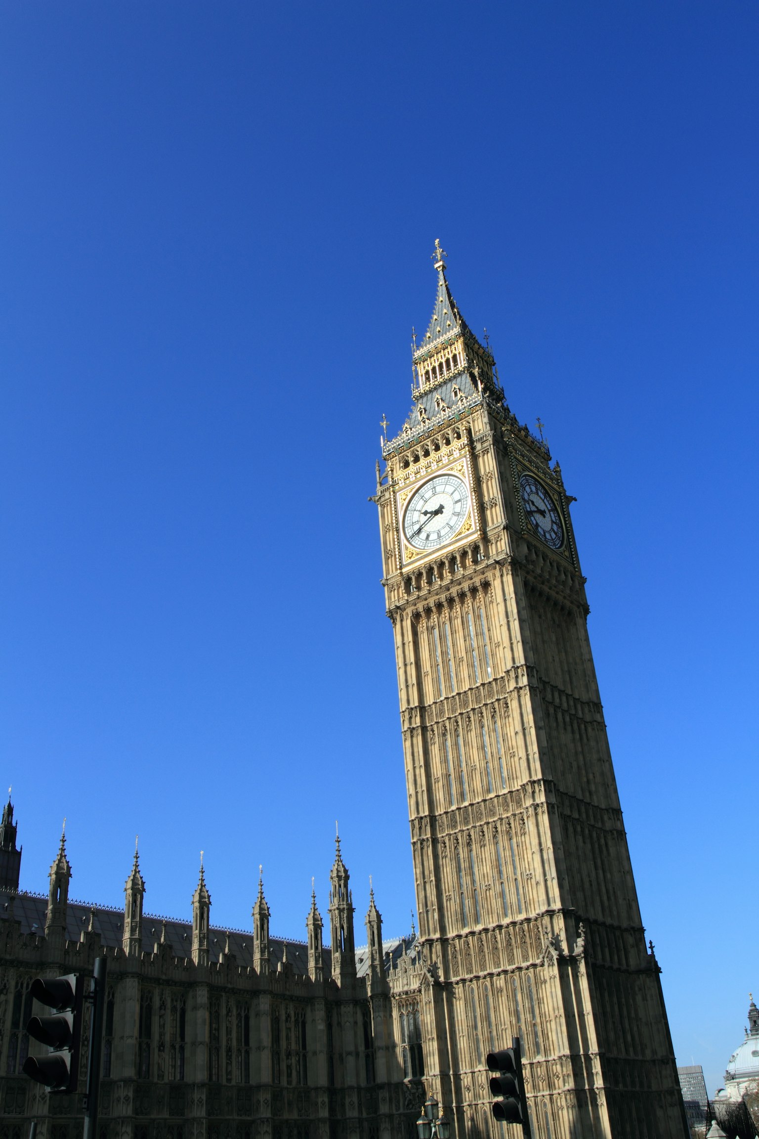 Tháp Big Ben đứng vững dưới bầu trời xanh trong