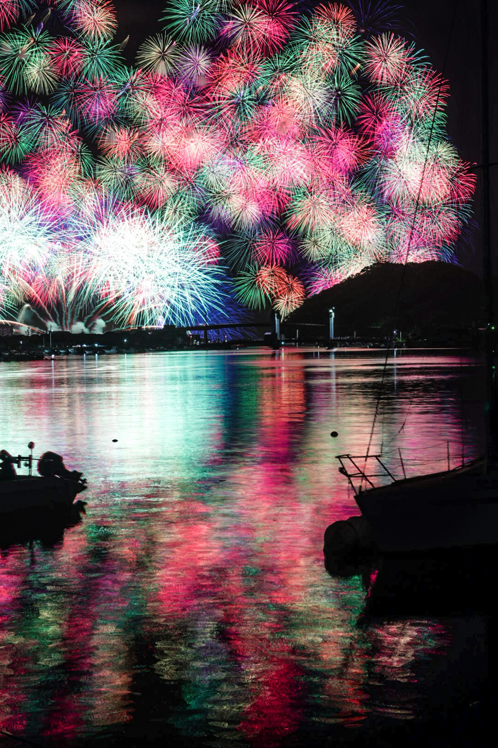 きほく燈籠祭の千輪花火が水面に映る夜の打ち上げ