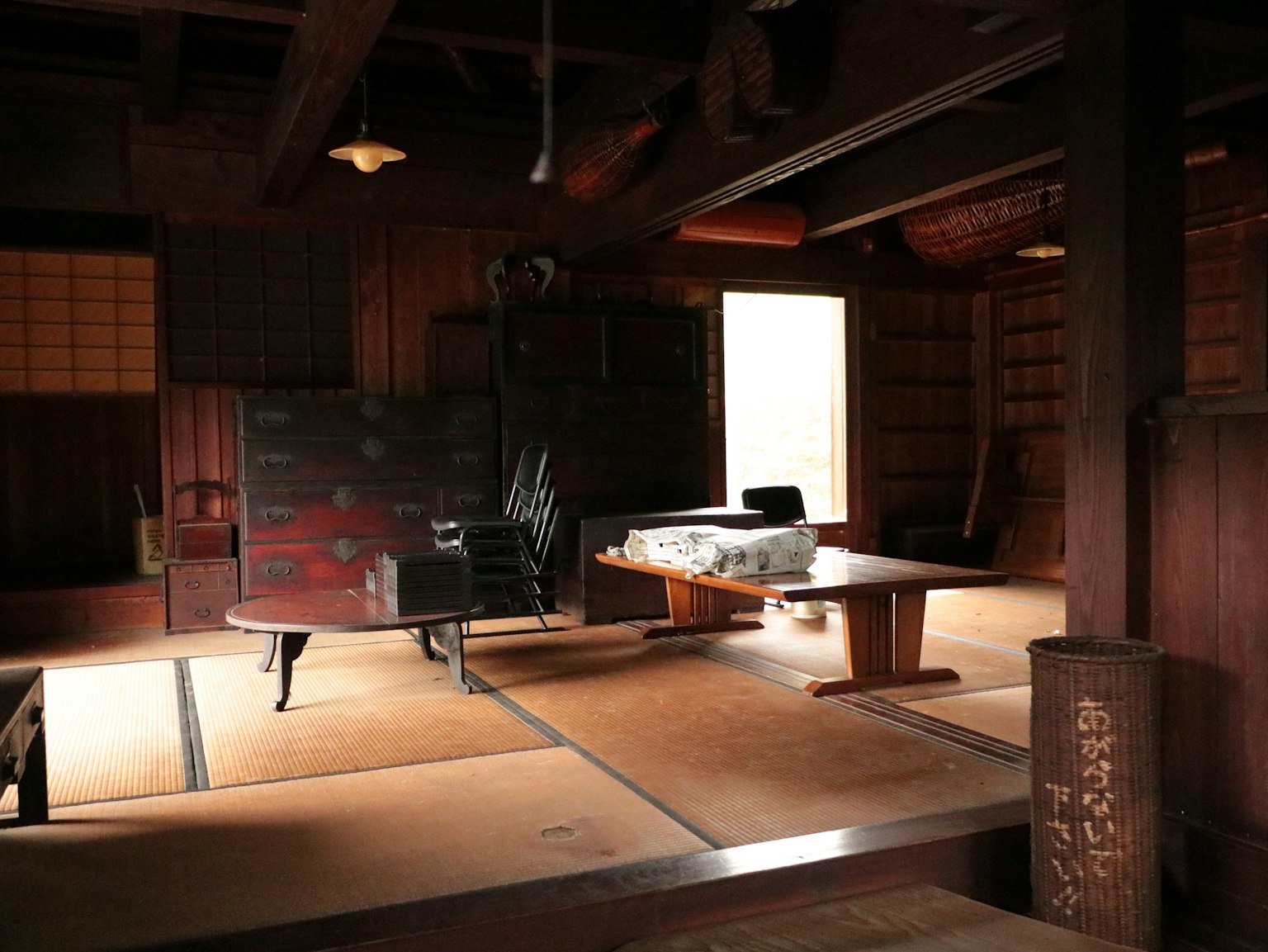 Nội thất của một phòng truyền thống Nhật Bản với bàn gỗ và tatami