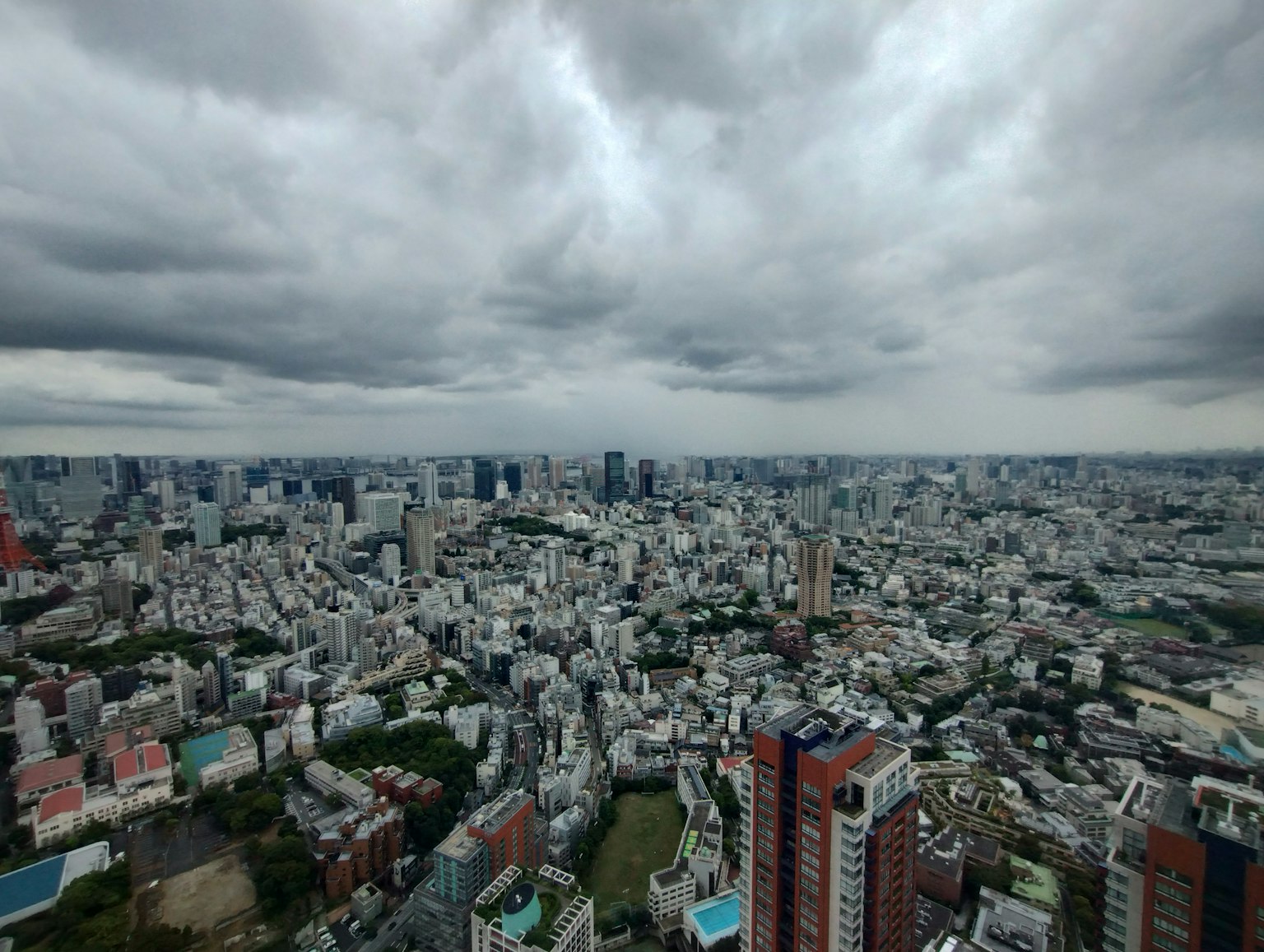 Pemandangan panorama cakrawala Tokyo dengan gedung-gedung padat dan langit mendung