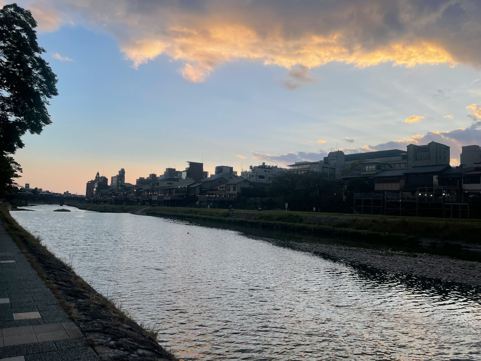 河邊風景與夕陽天空