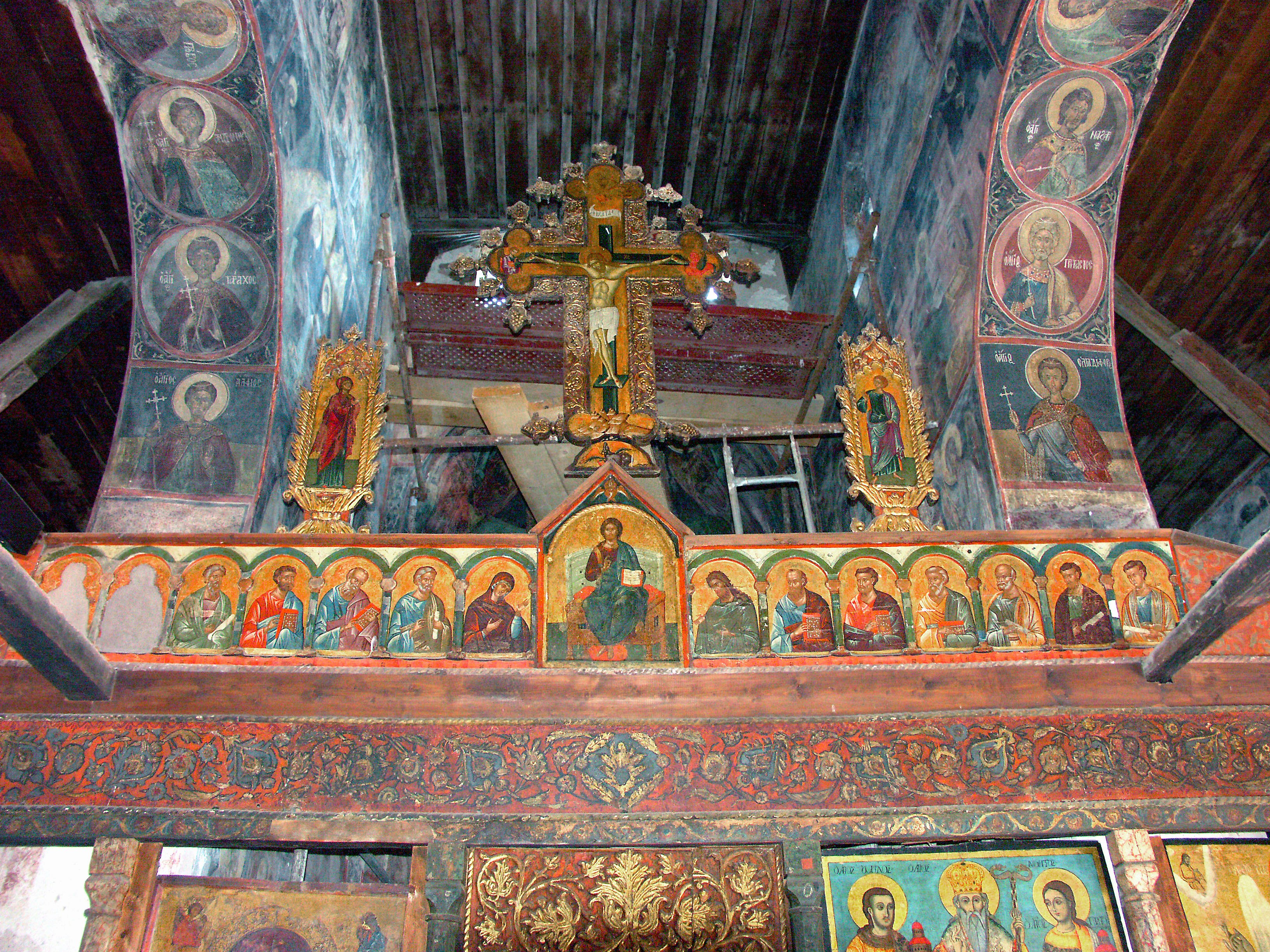 Kircheninnenraum mit farbenfrohen Fresken und Altar