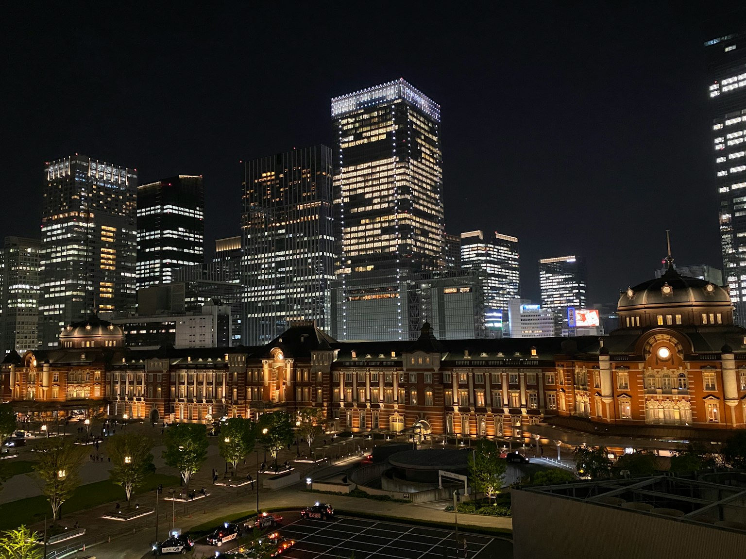 ทิวทัศน์ยามค่ำคืนของสถานีโตเกียวและตึกระฟ้า