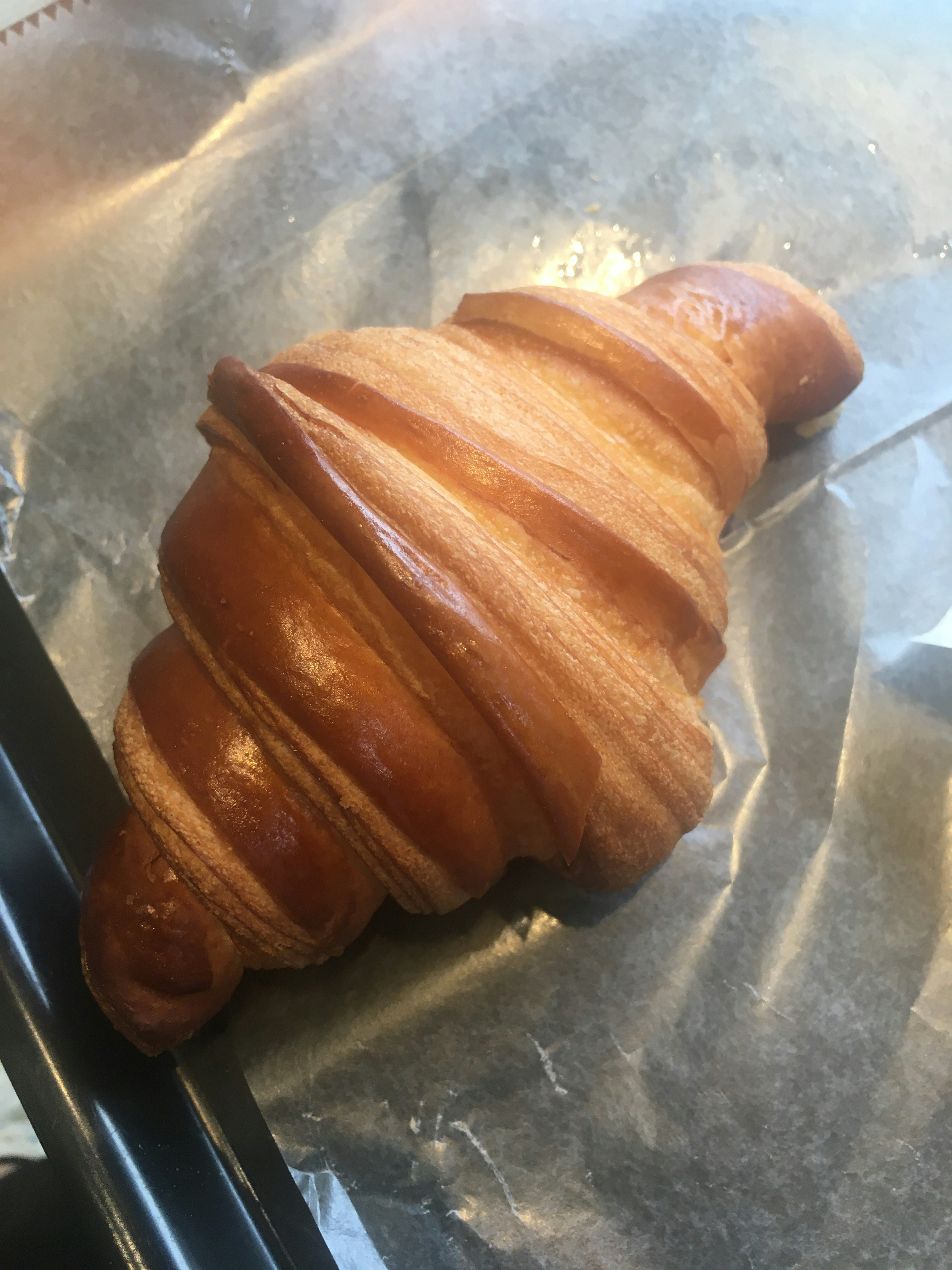bánh croissant bơ mới nướng trên giấy nướng