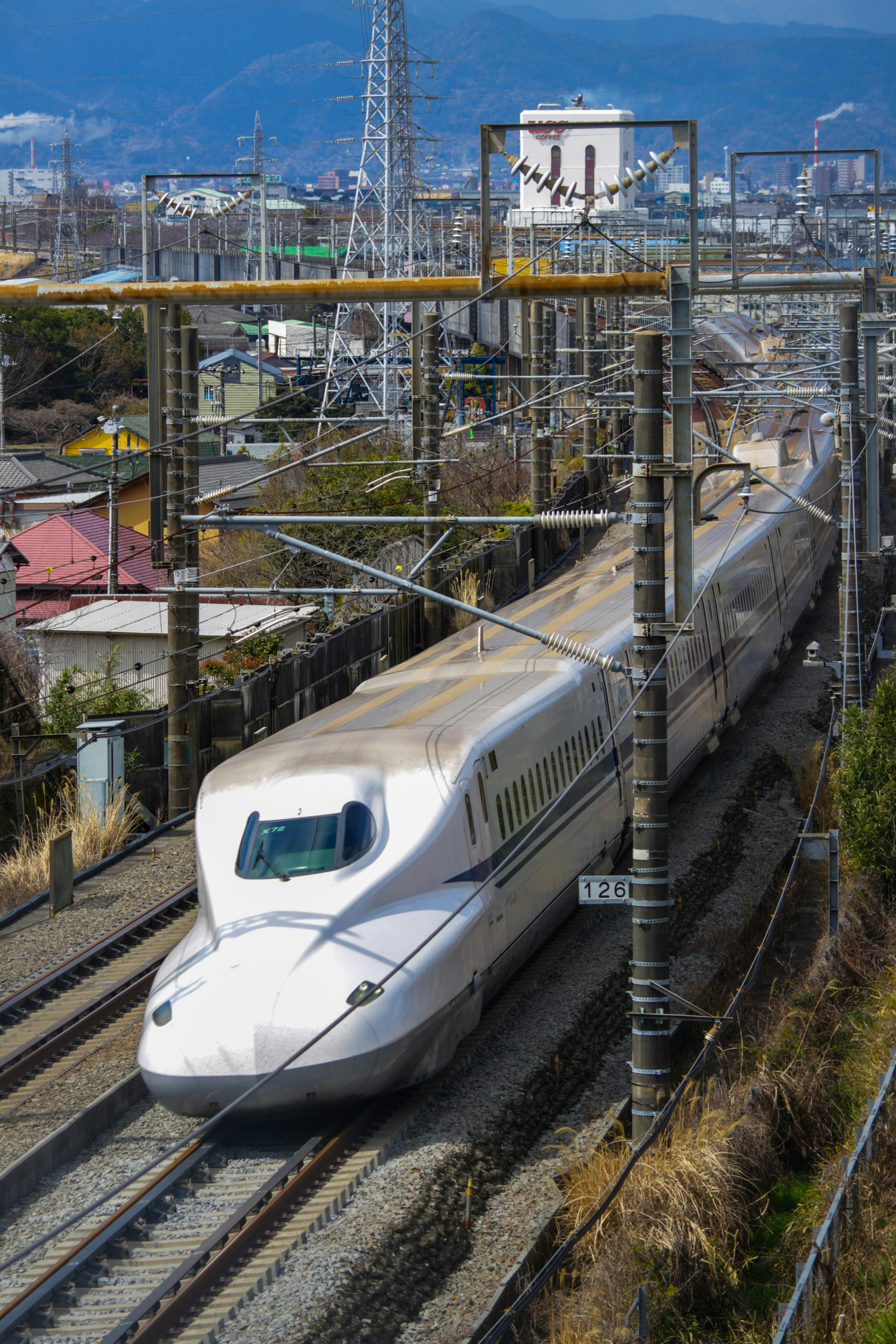 高架線路を走る新幹線の車両と鉄道風景