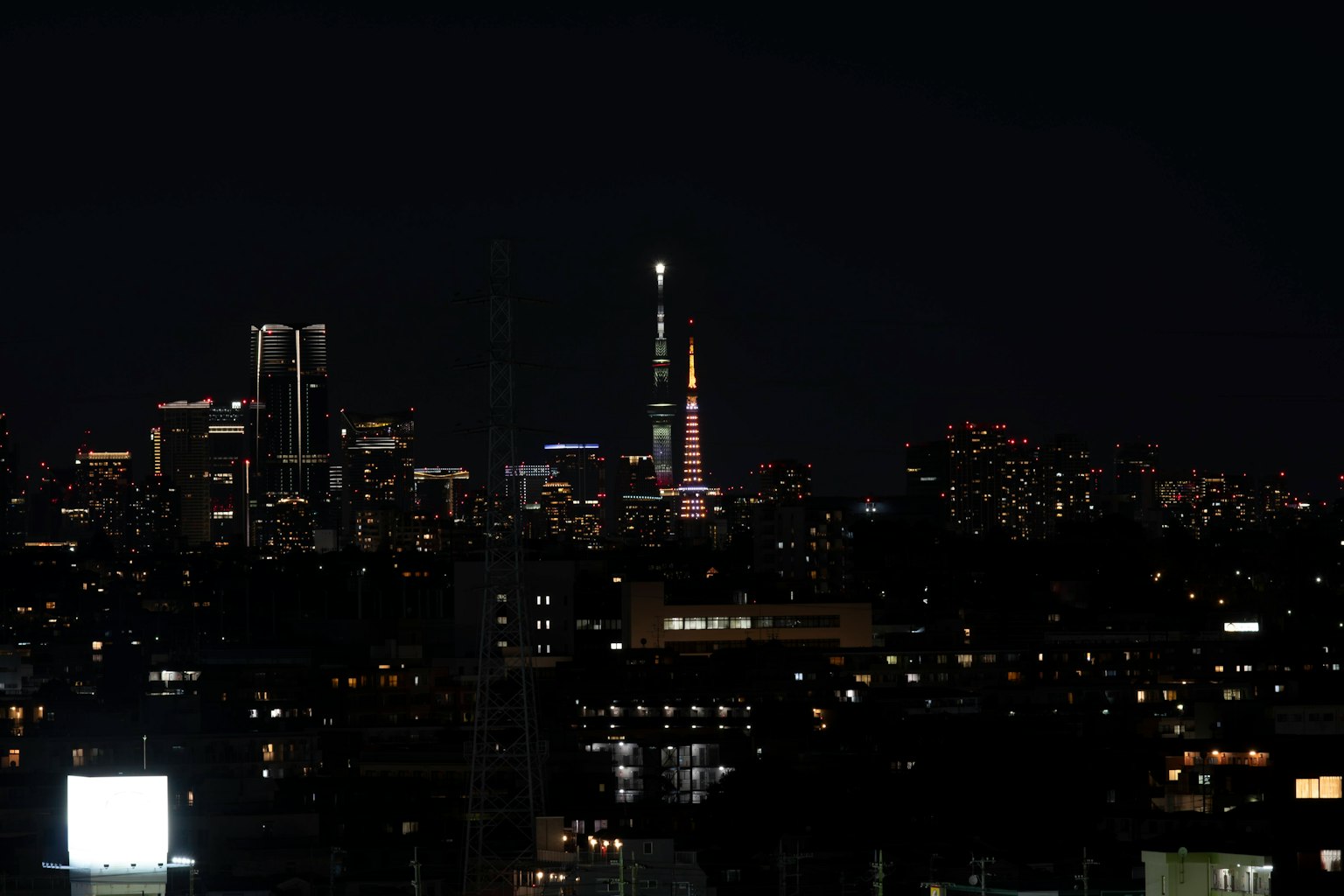 야경 도시 스카이라인과 도쿄 타워가 있는 조명 건물