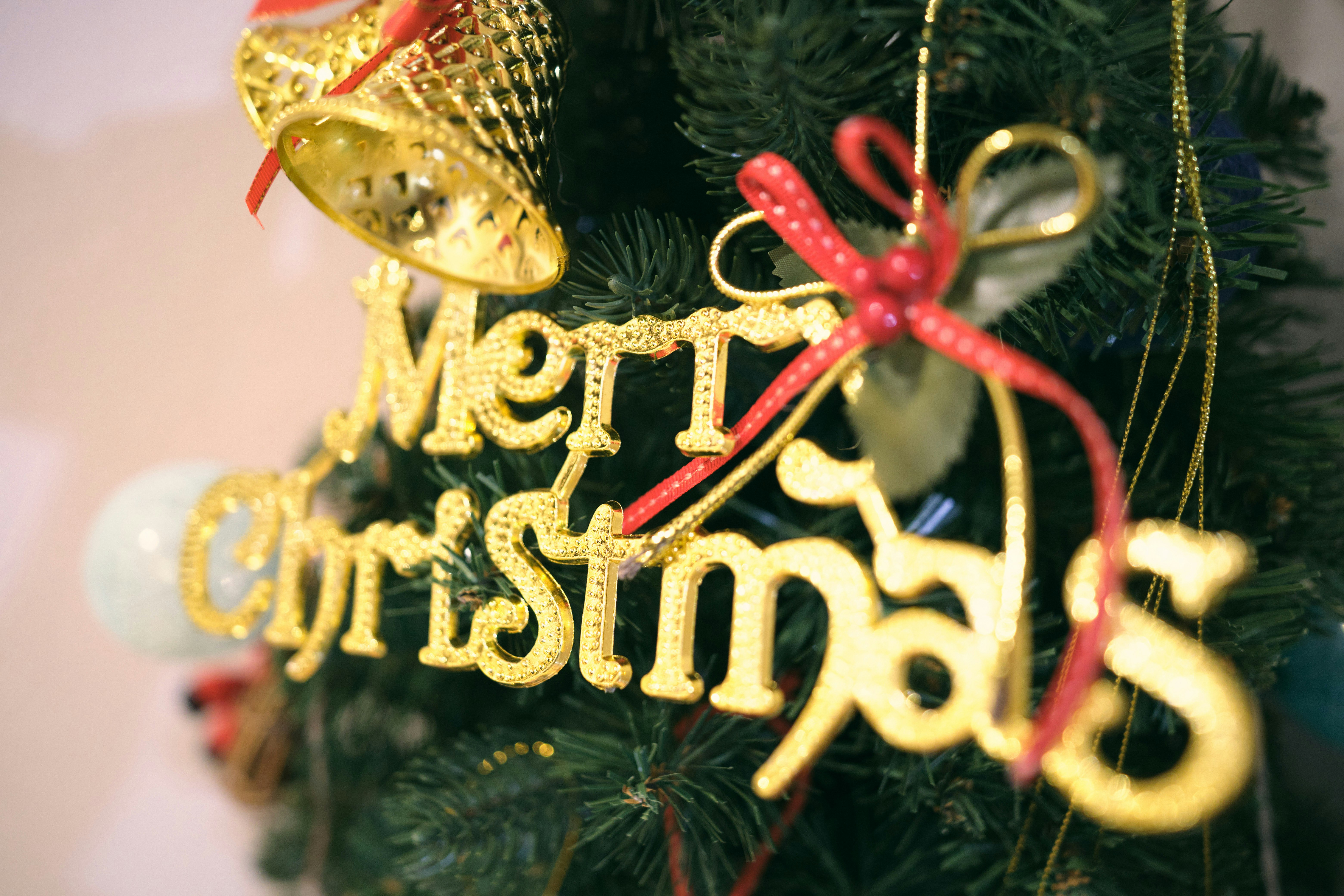 クリスマスツリーの飾りとメリークリスマスのオーナメント