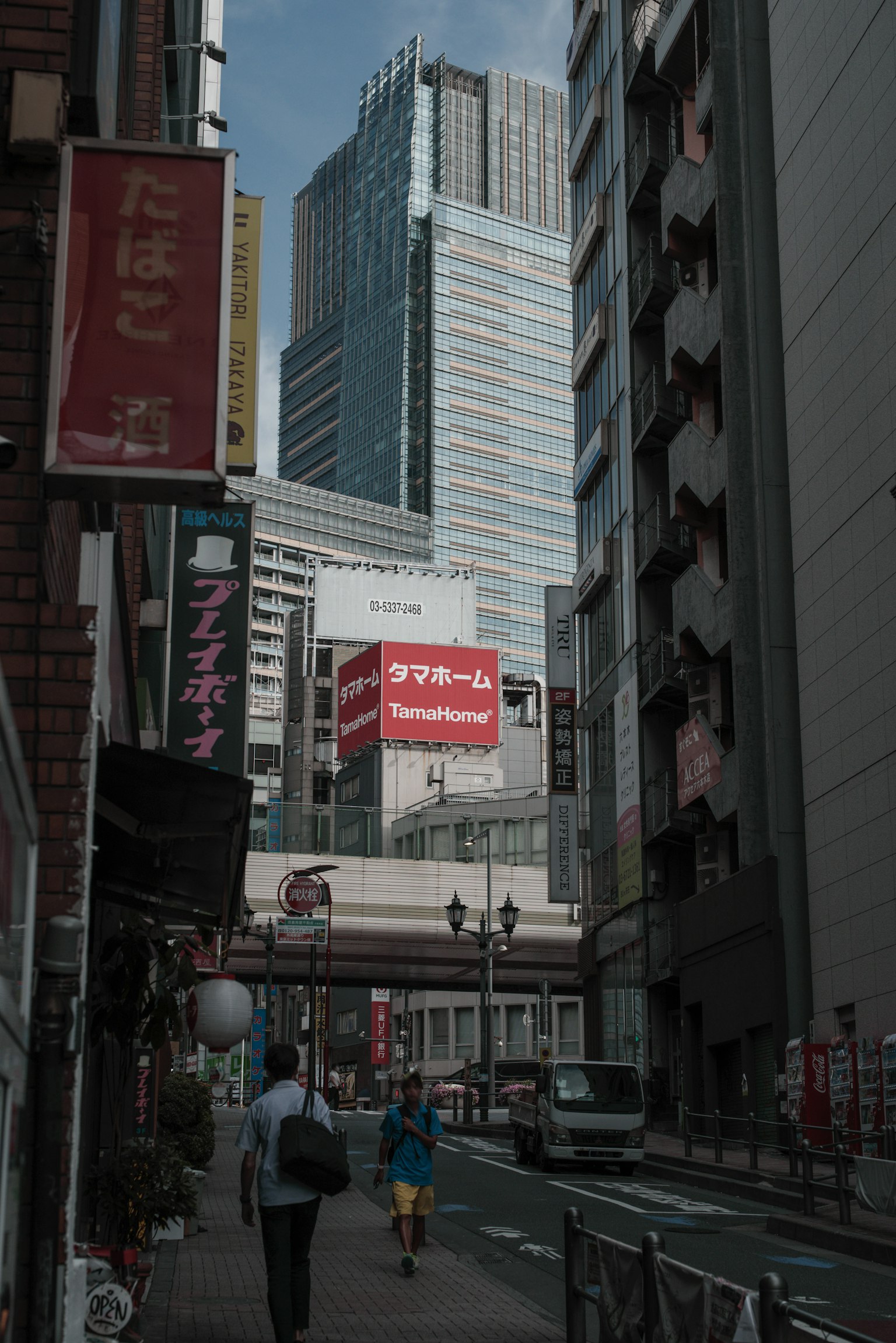 城市景观，包含摩天大楼和标识