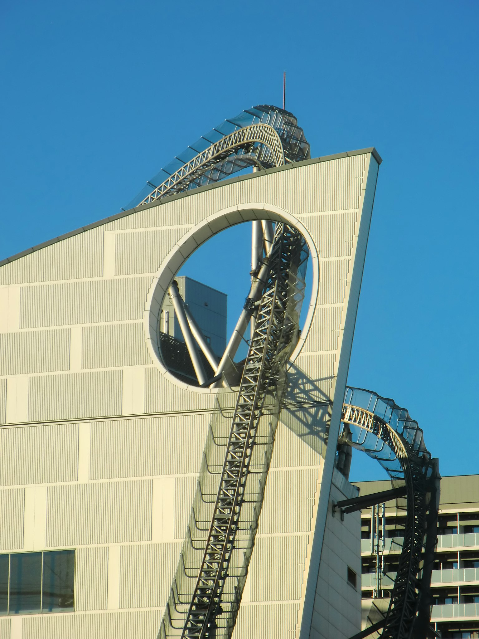 Diseño de edificio único con estructura de montaña rusa