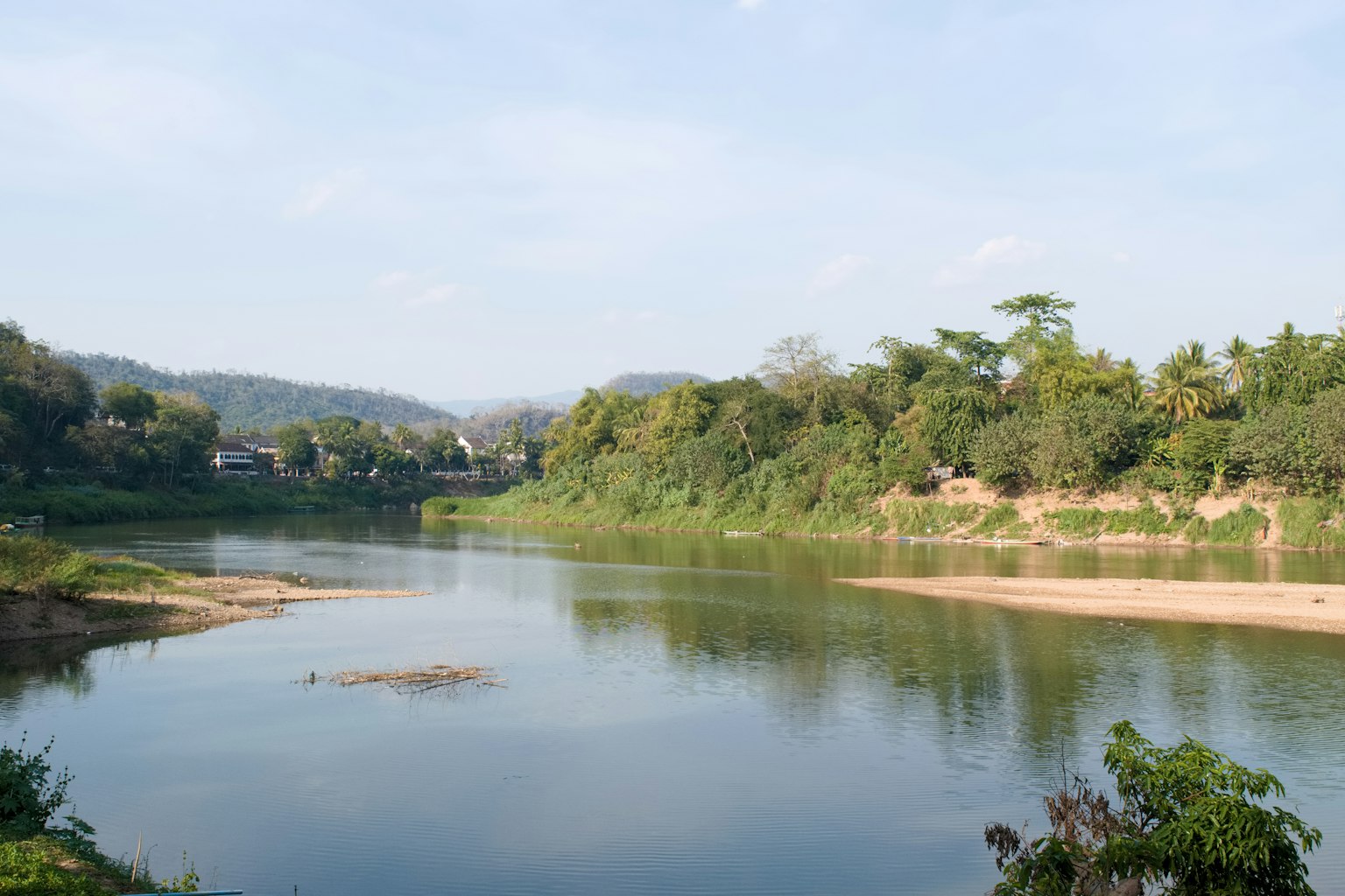 Paysage de rivière serein avec des rives verdoyantes